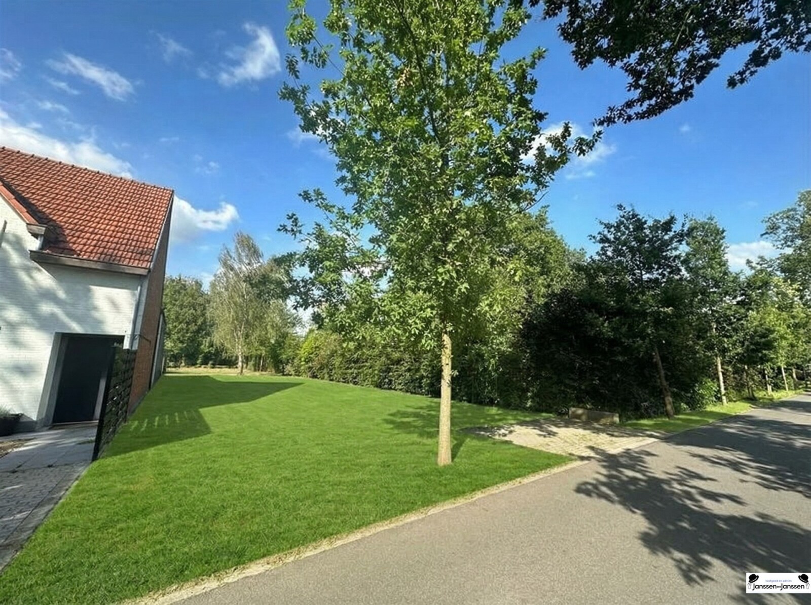 straatbeeld-met-woning-en-groen