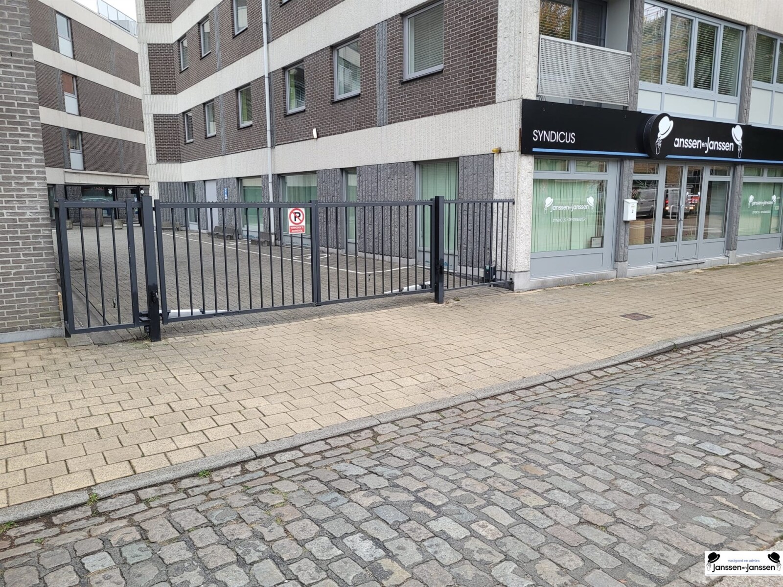 Poort buiten.jpg