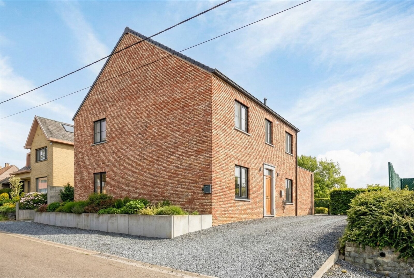 bakstenen-woning-met-oprit