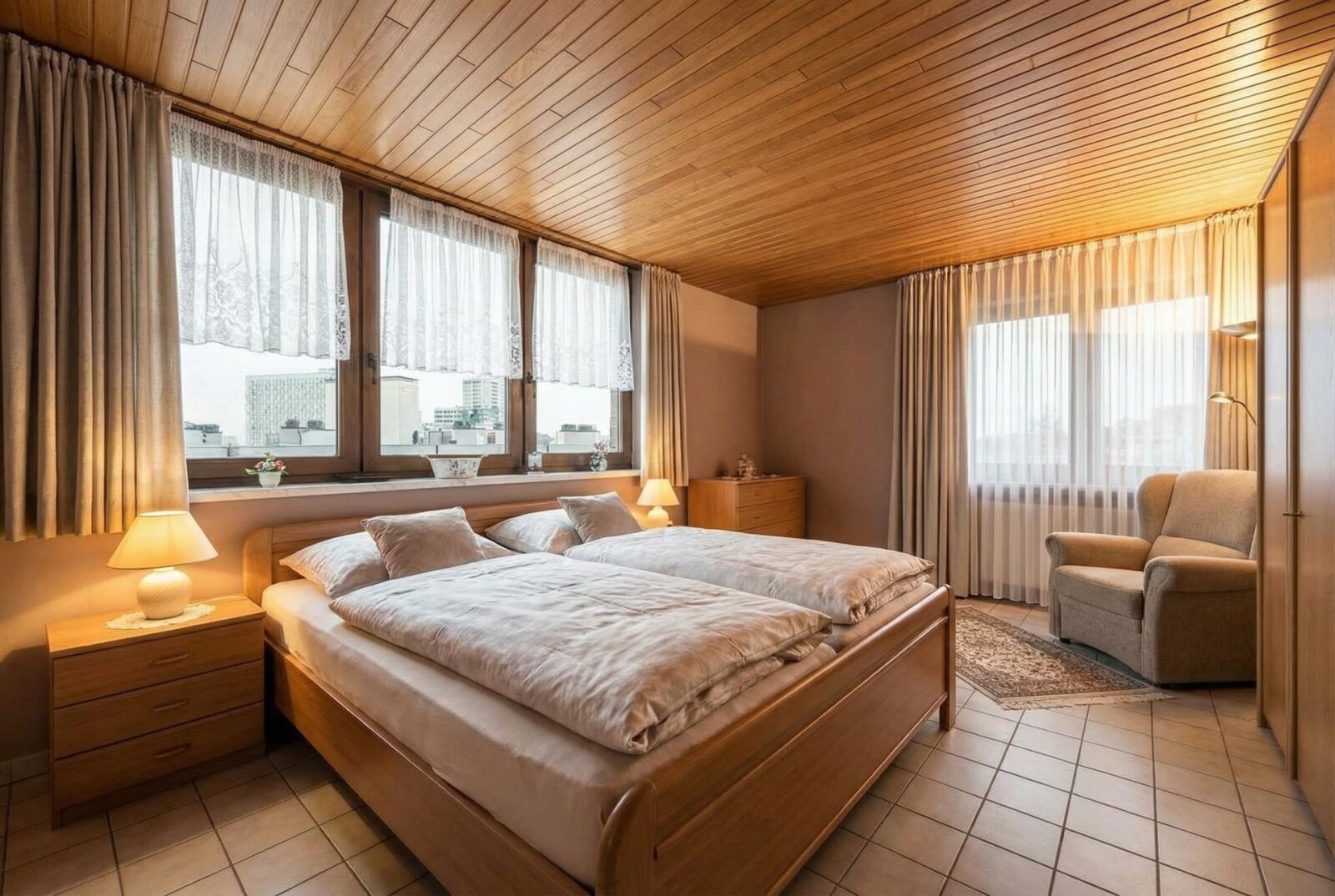 minimalistische-keuken-met-houten-plafond