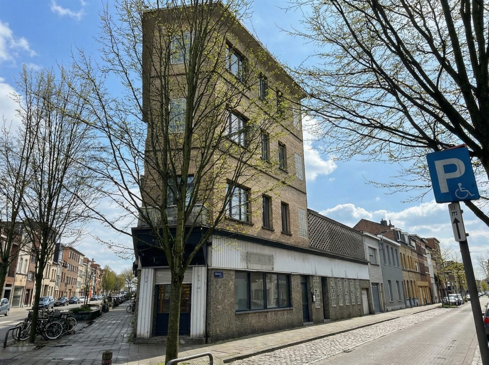 straatbeeld-met-gebouwen-en-auto's