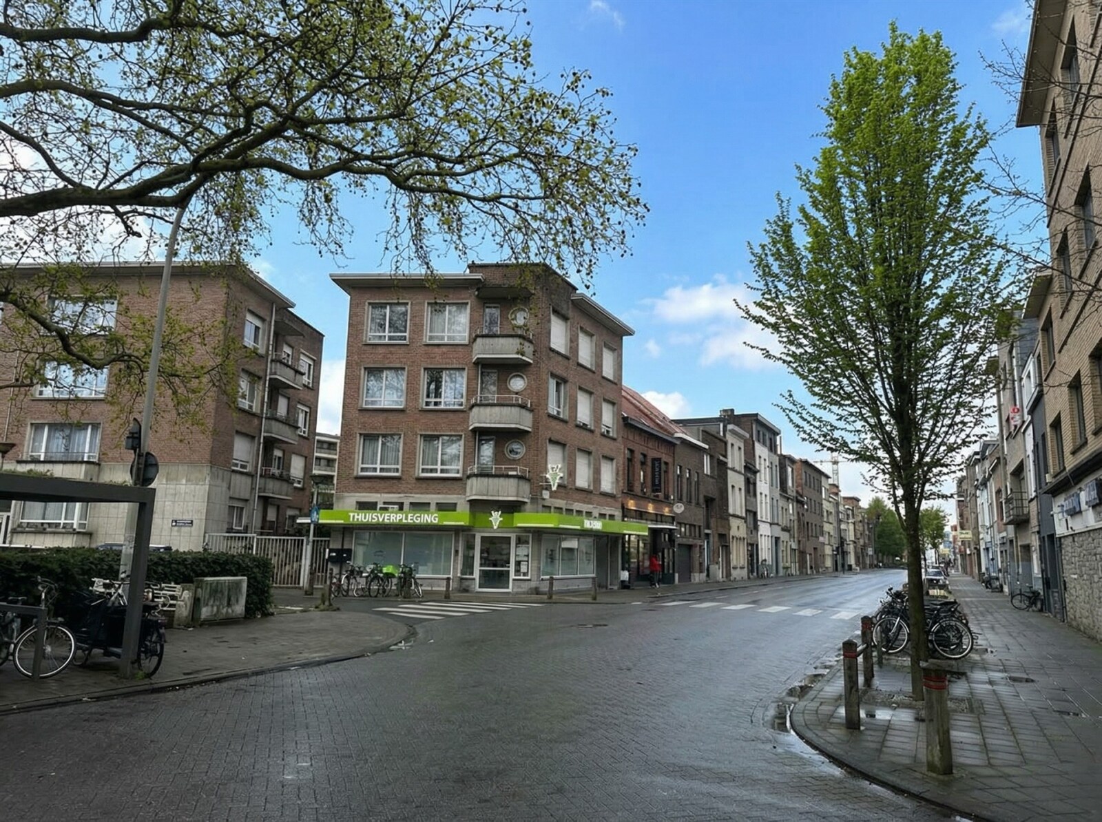 straatbeeld-met-gebouwen-en-auto's
