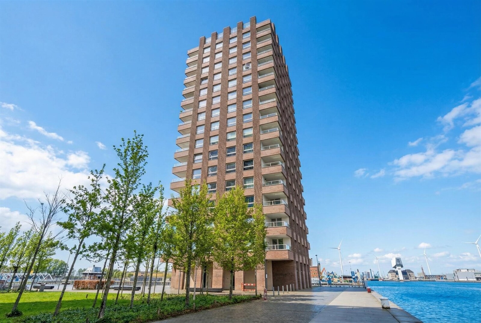 flatgebouw-aan-het-water