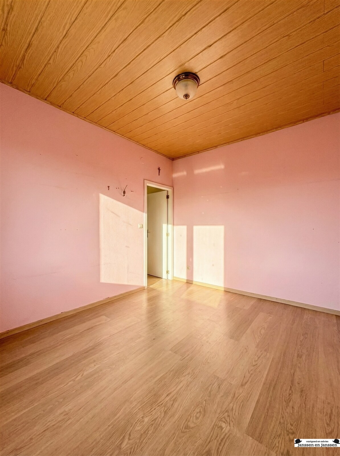 lege-kamer-roze-muren