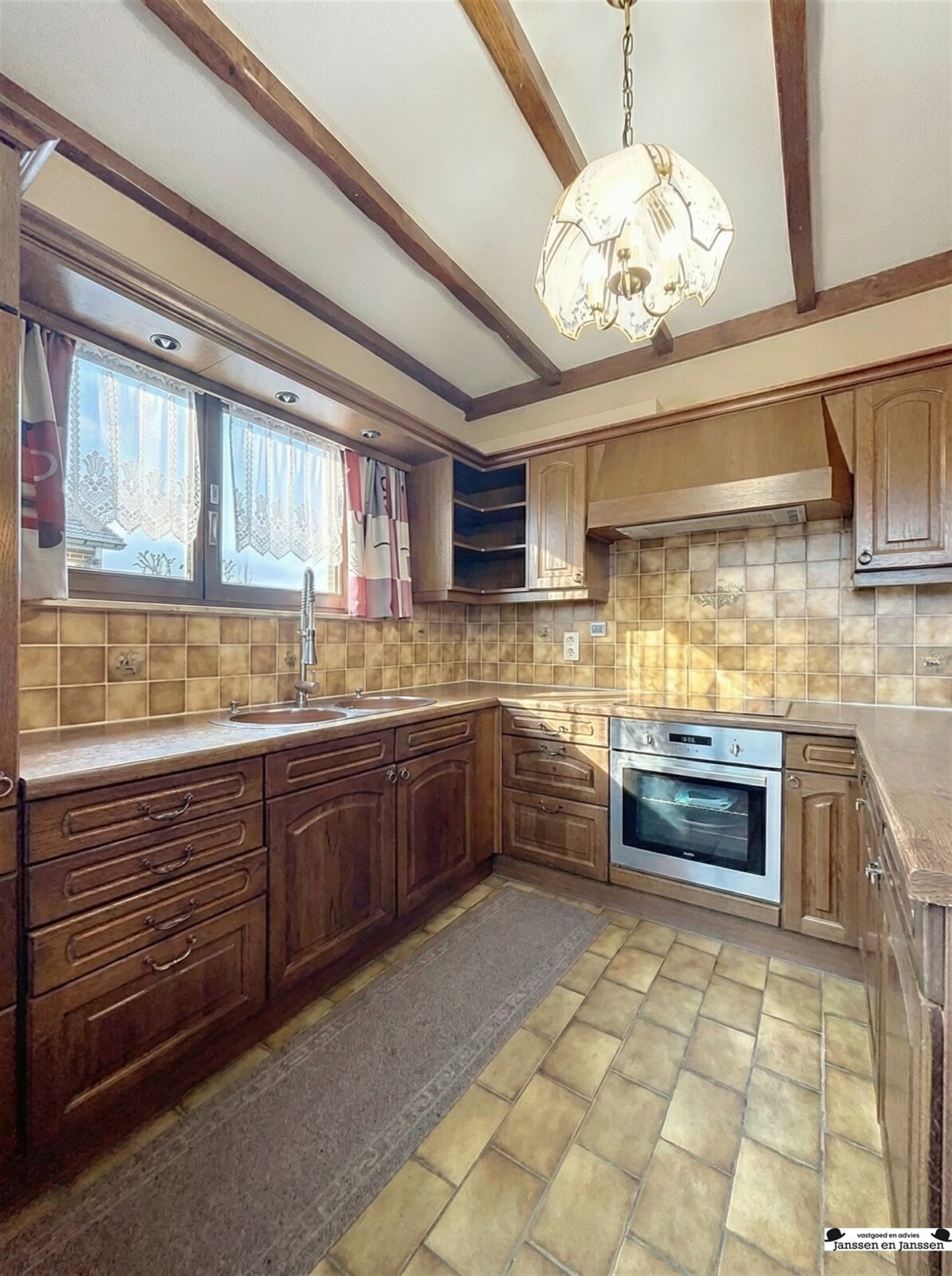 traditional-wooden-kitchen