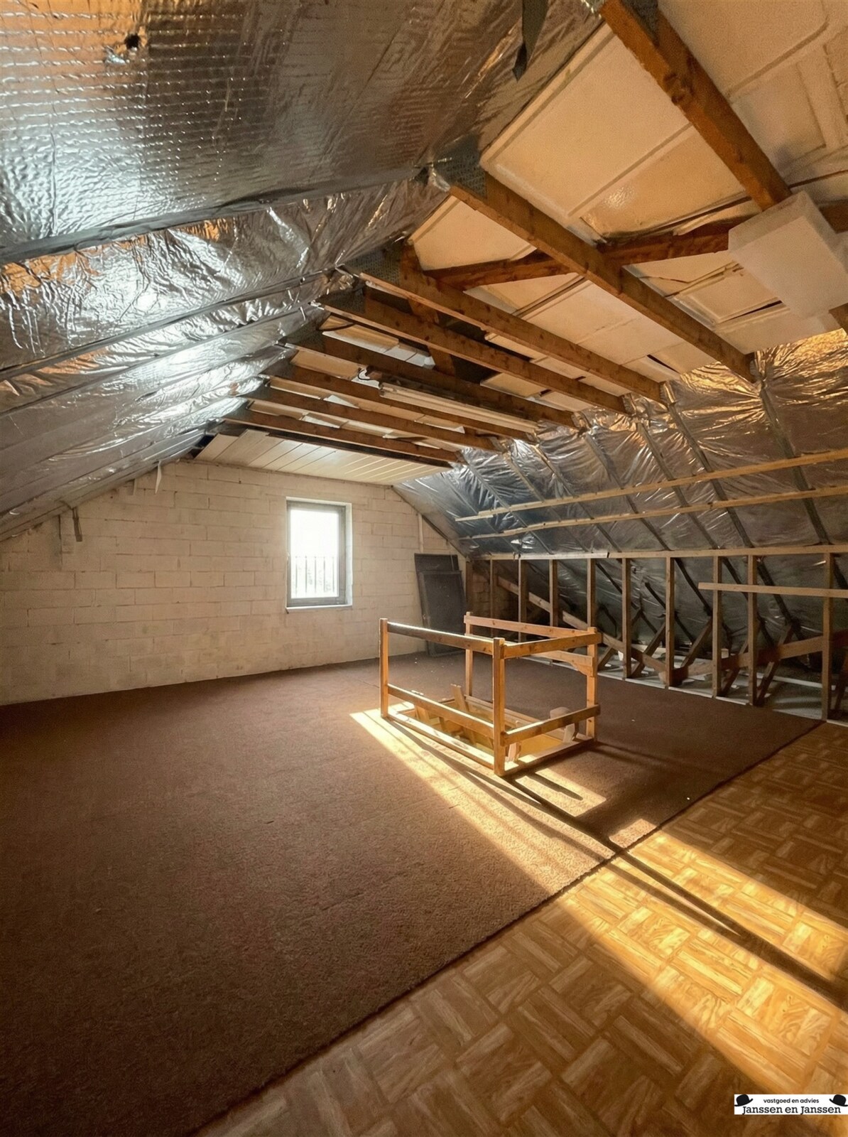 zolder-met-isolatie-en-houten-balken