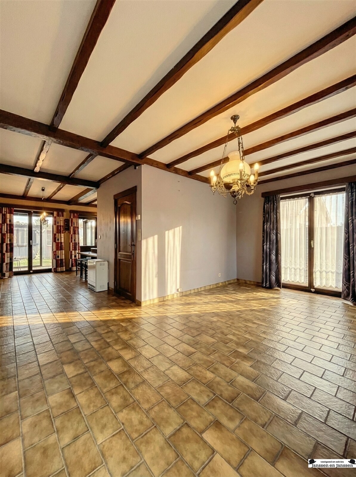 lege-kamer-met-houten-balken
