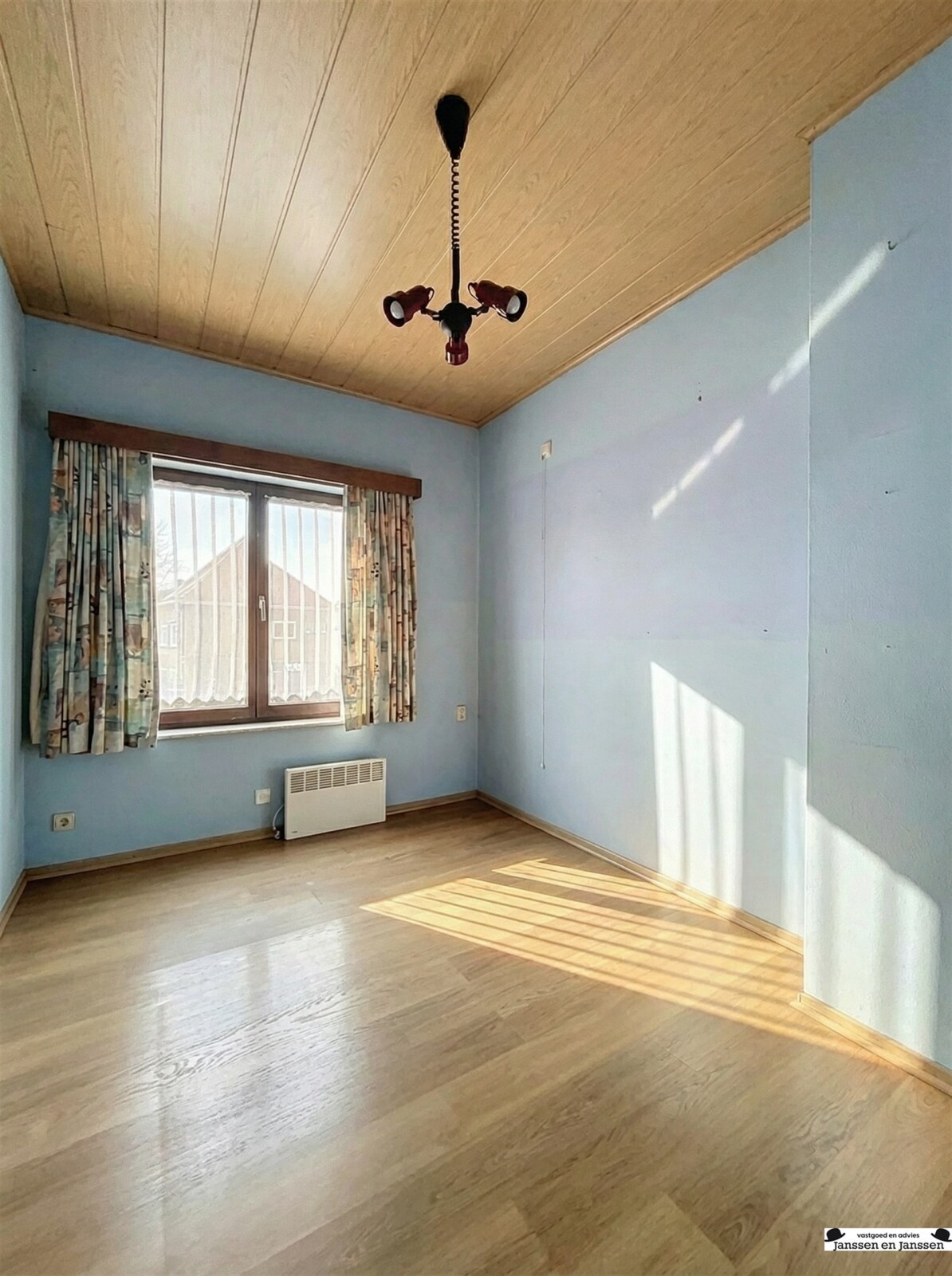lege-kamer-radiator-raam