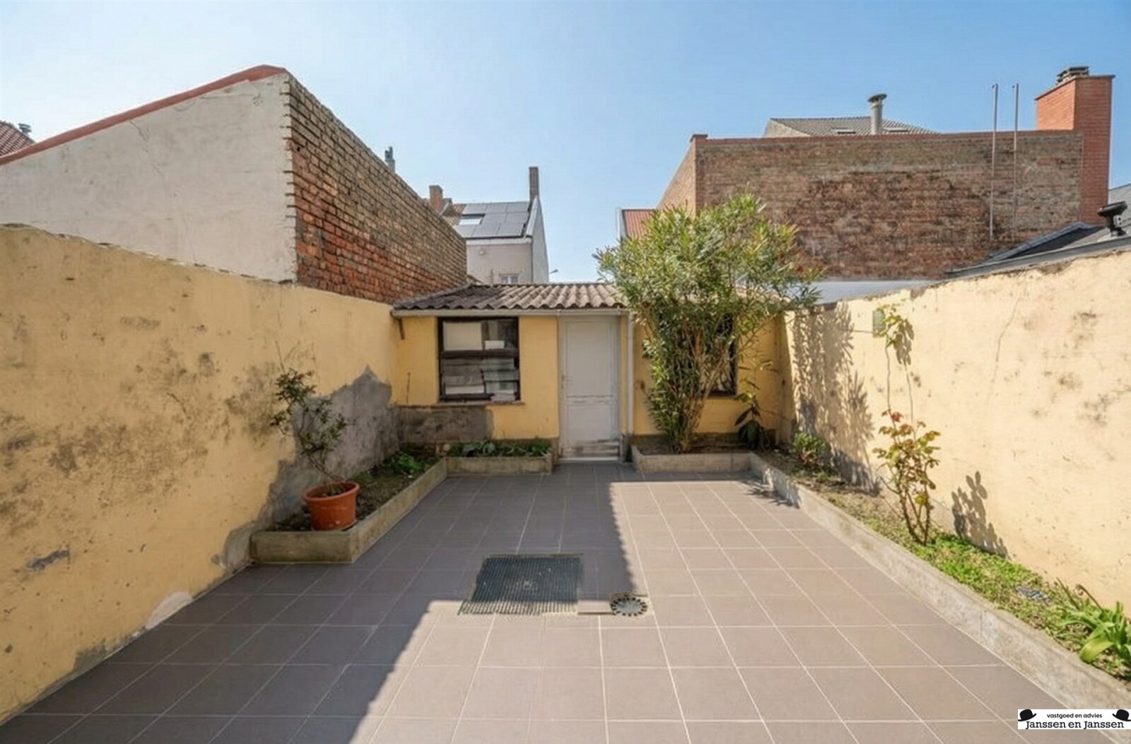 small-urban-backyard-patio