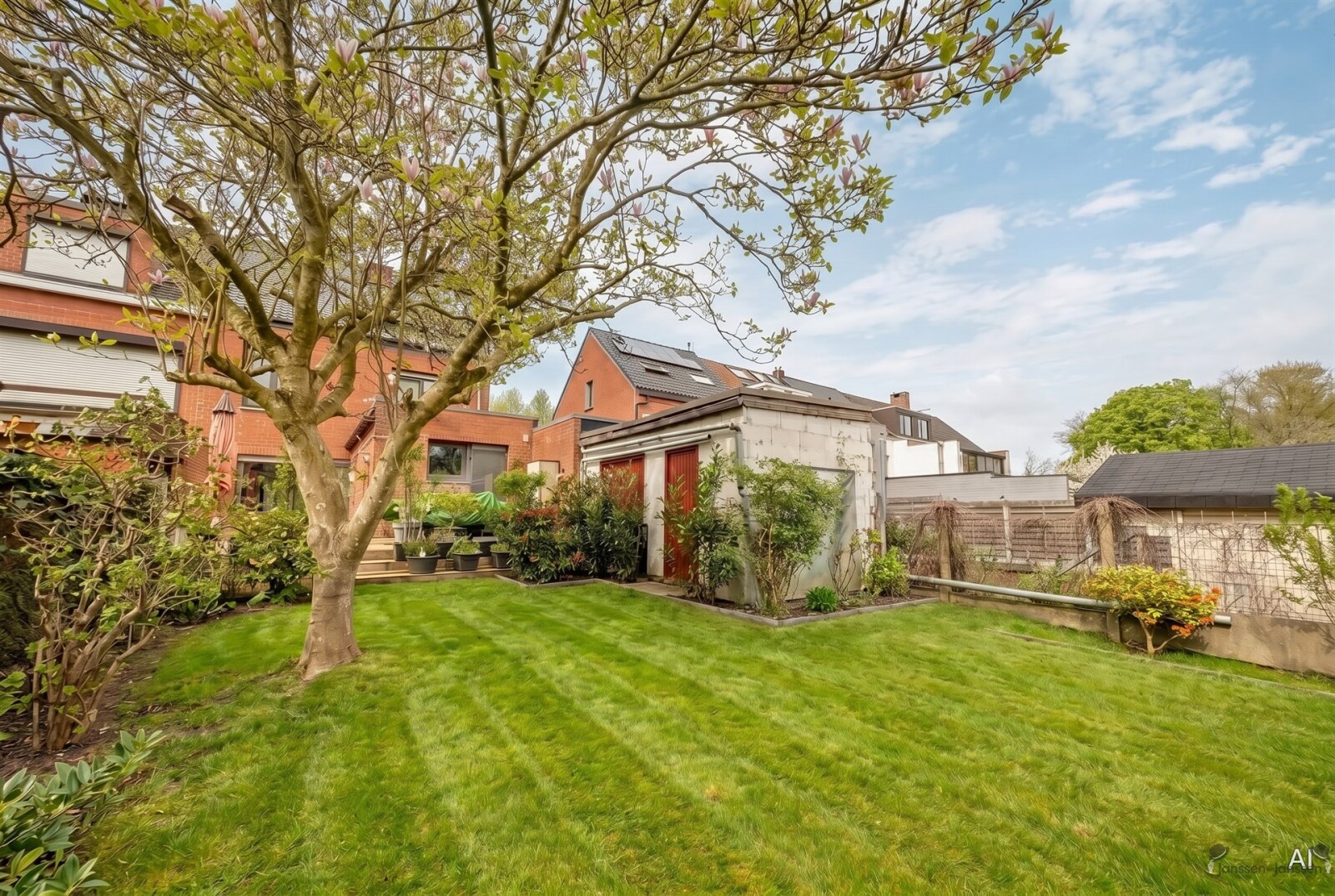 spacious-backyard-with-garden-shed