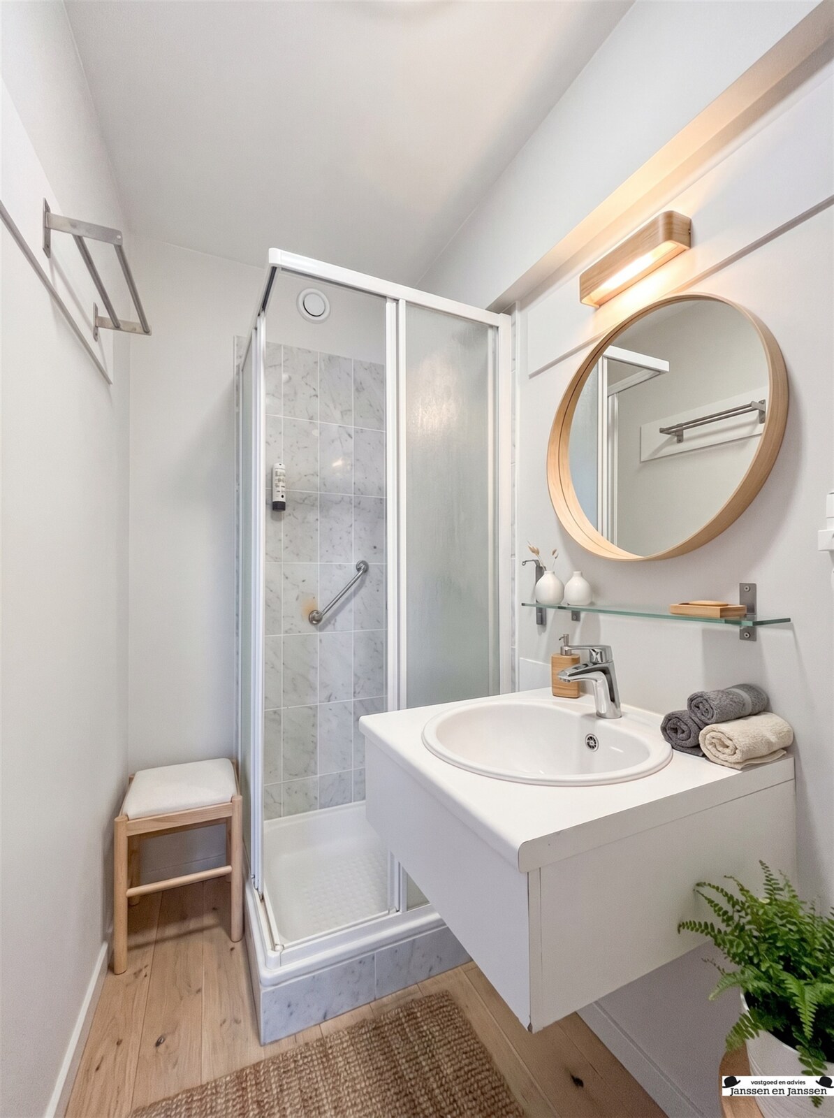 compact-minimalist-bathroom-interior