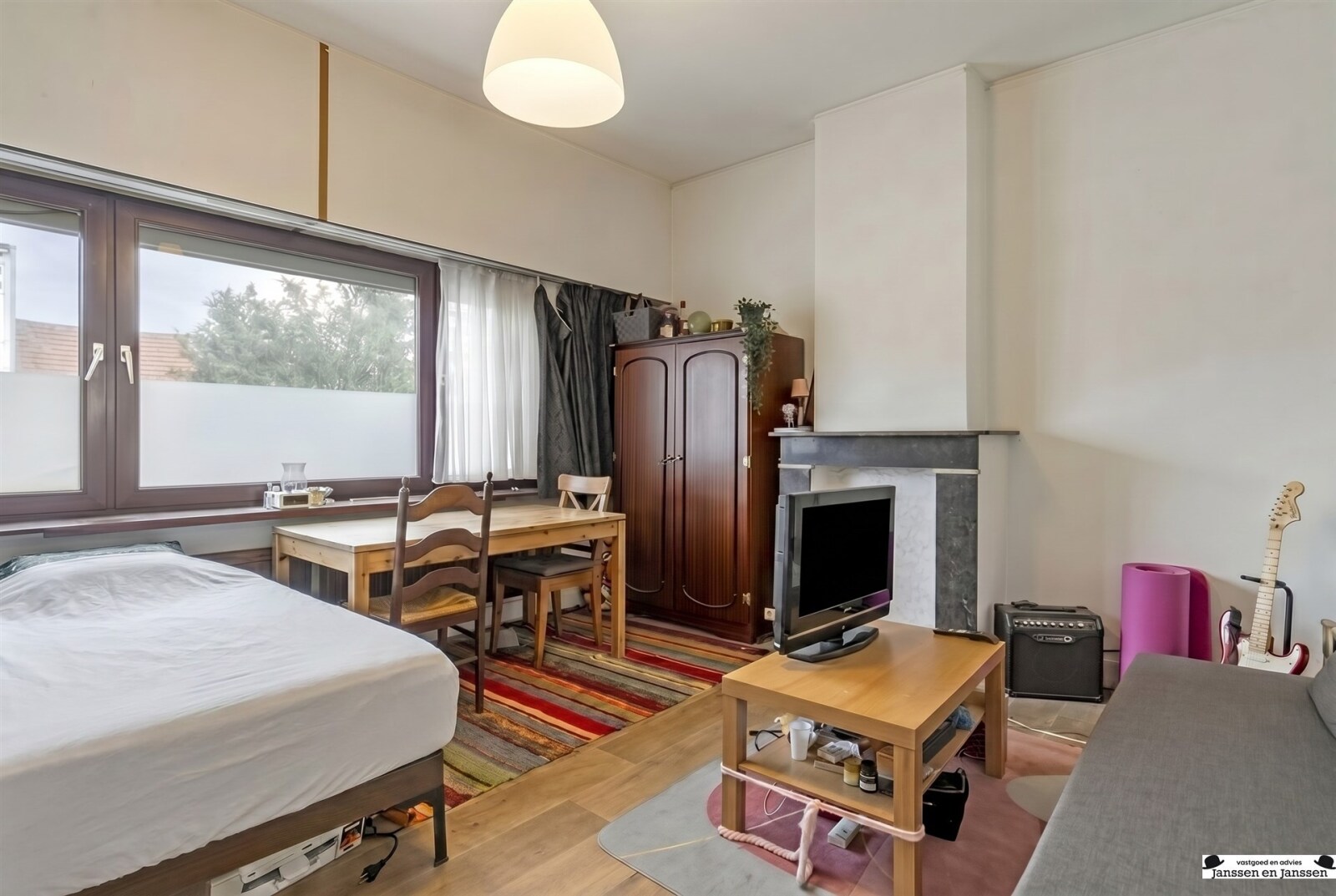 cozy-multi-functional-living-space