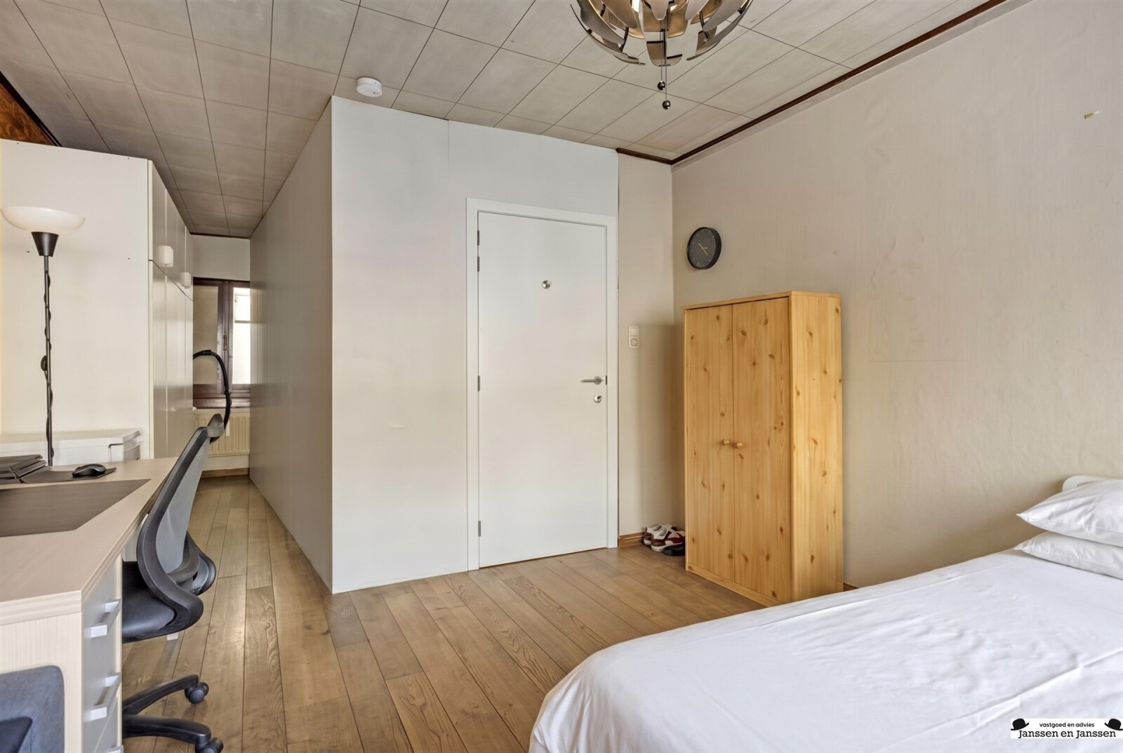 compact-bedroom-with-workspace