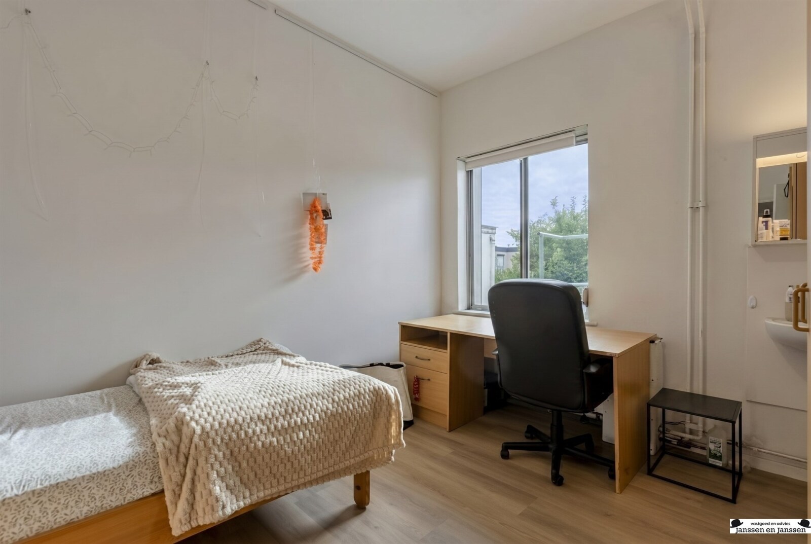 small-functional-bedroom-workspace