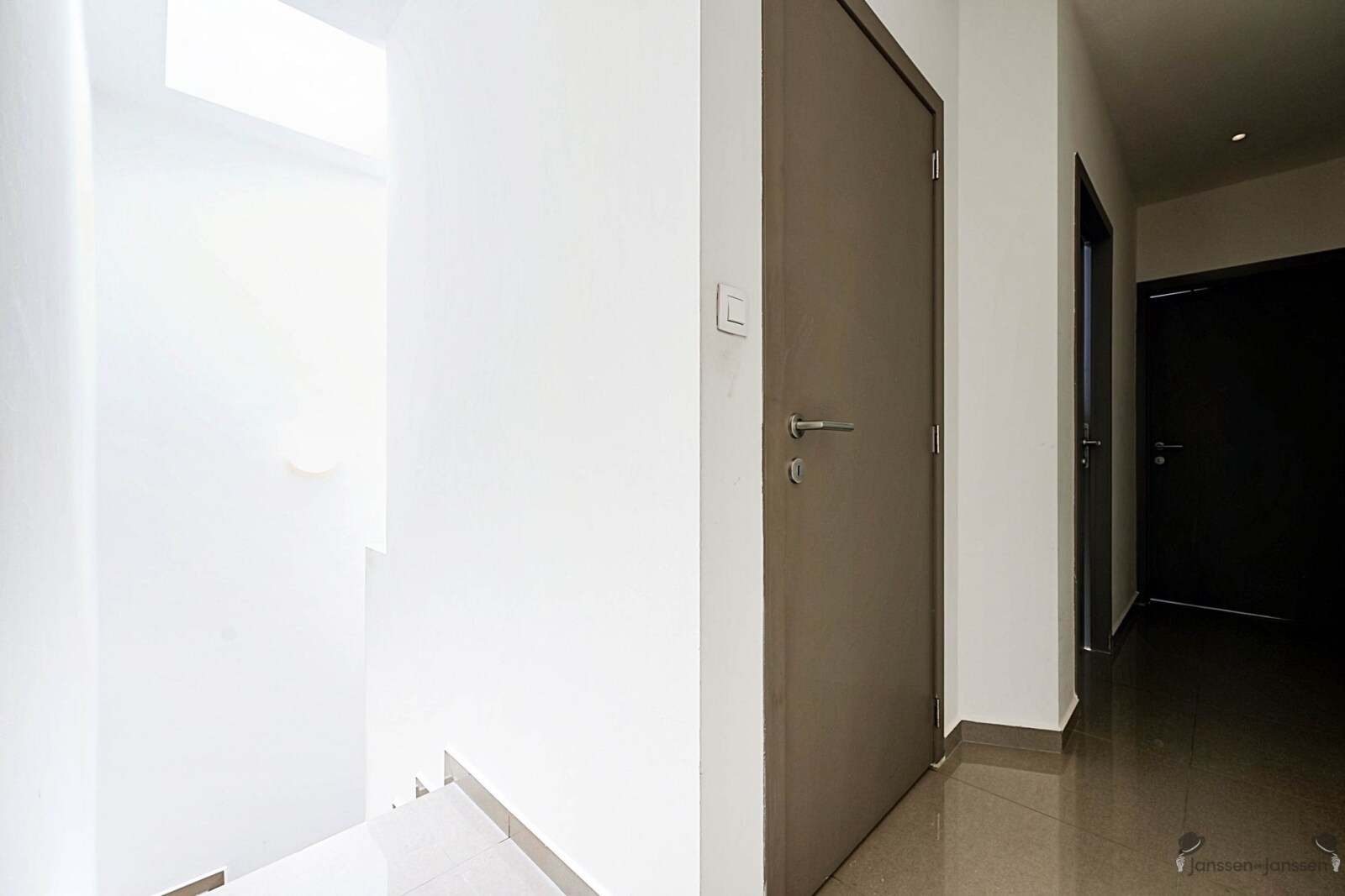 front_305066.jpg
