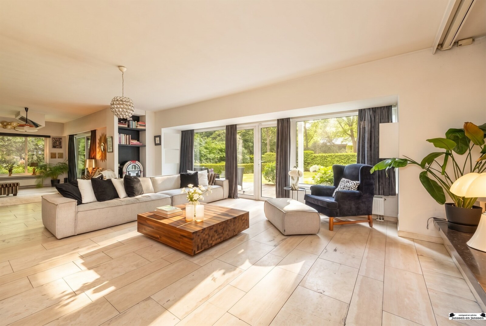spacious-modern-living-room