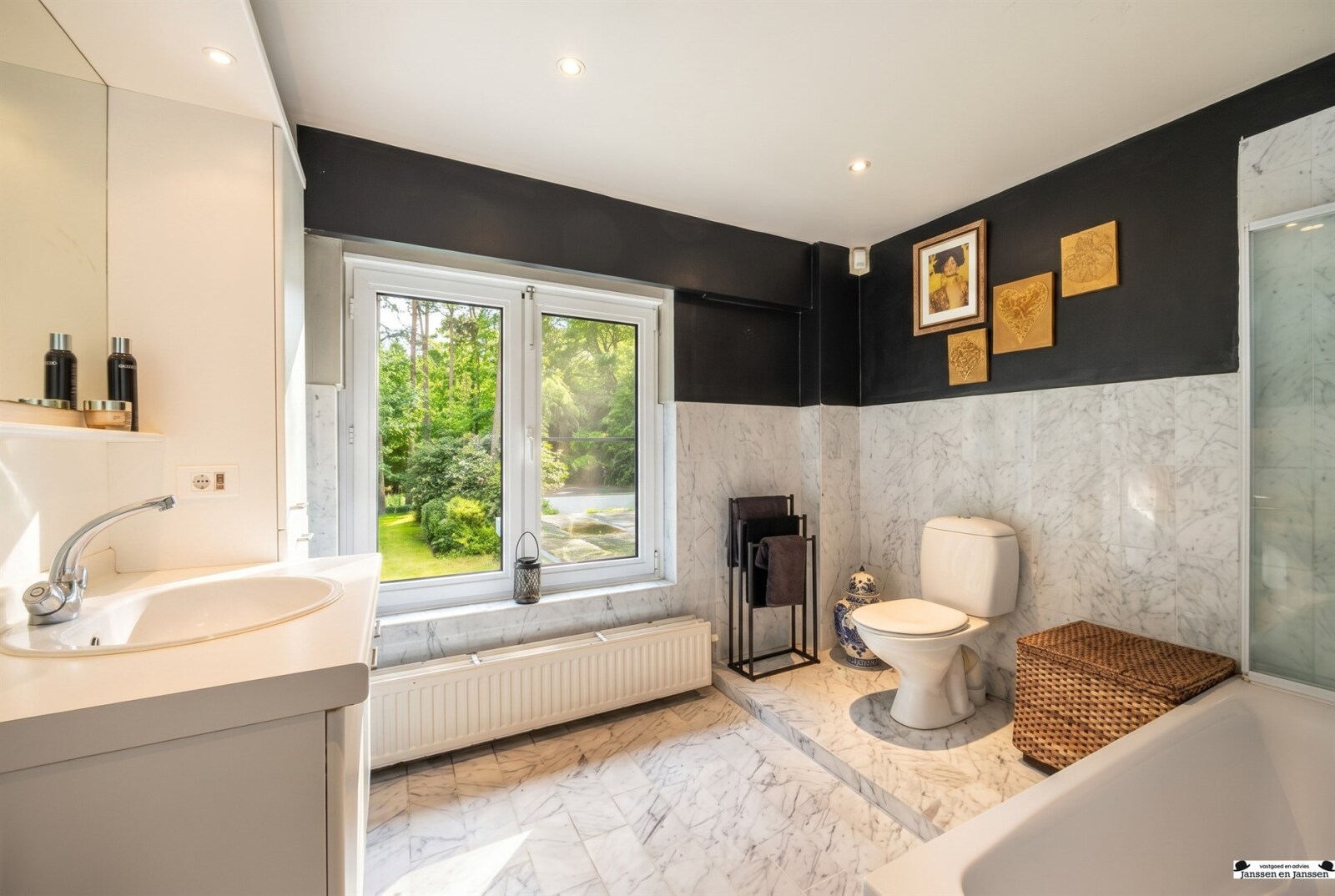 modern-bathroom-with-natural-light