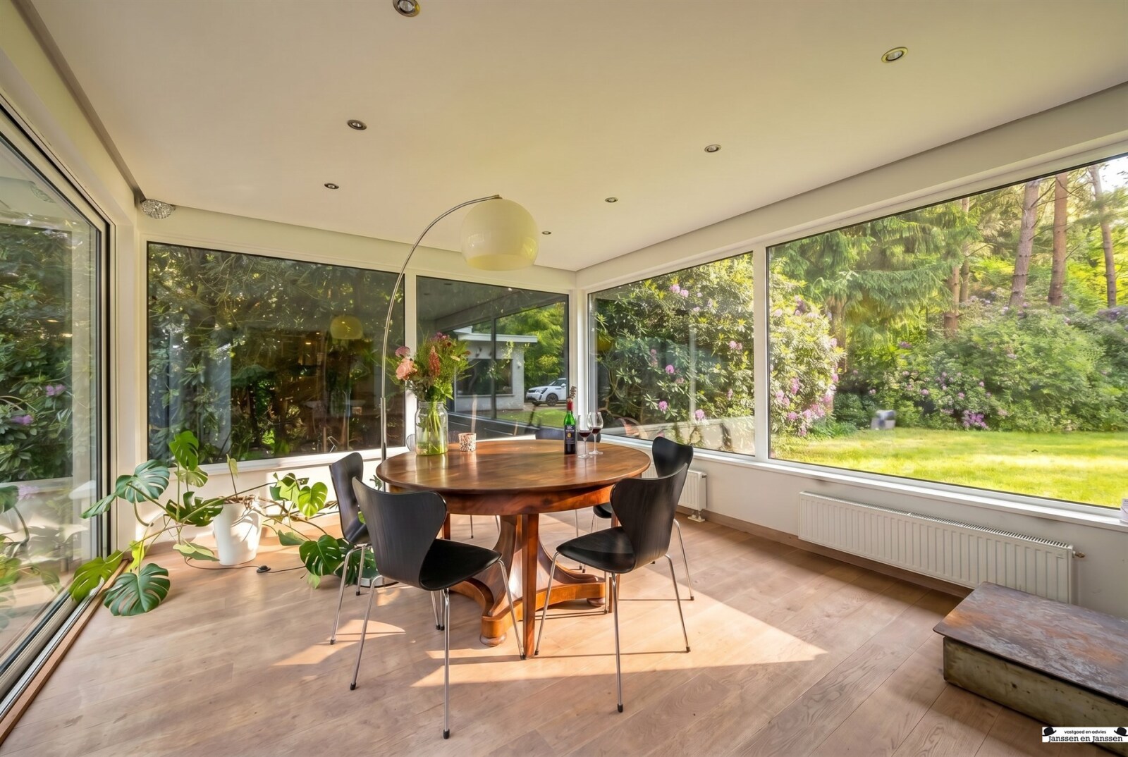 modern-garden-view-dining-area