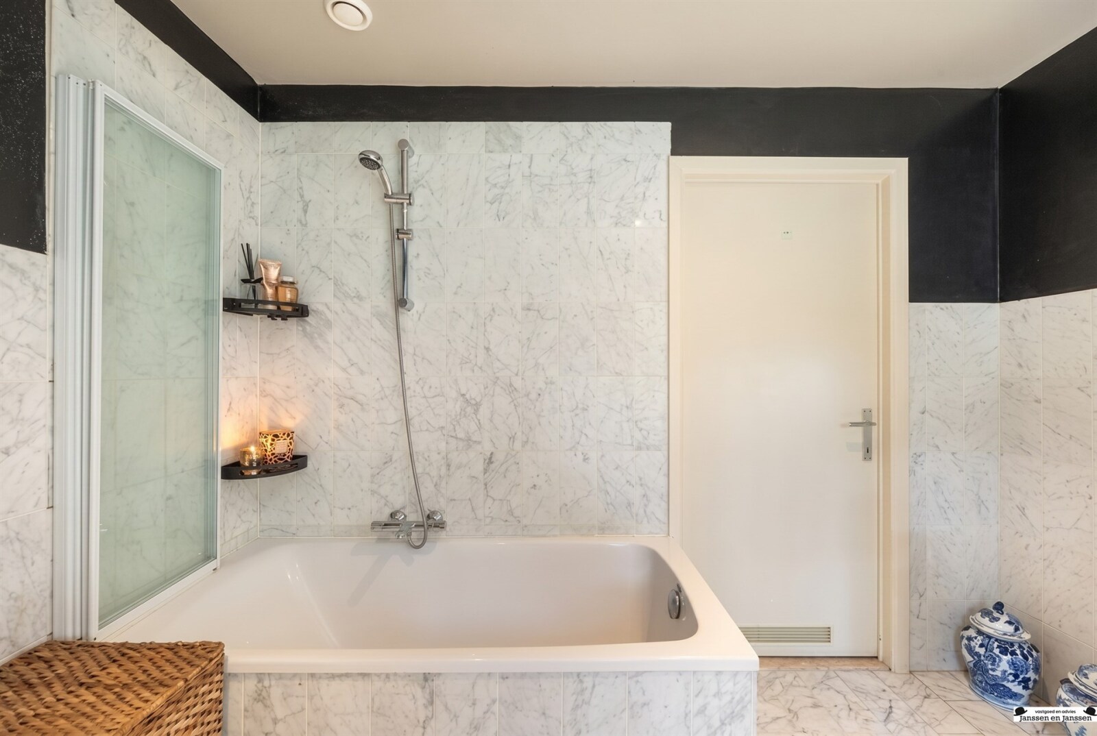 marble-tiled-bathroom-interior