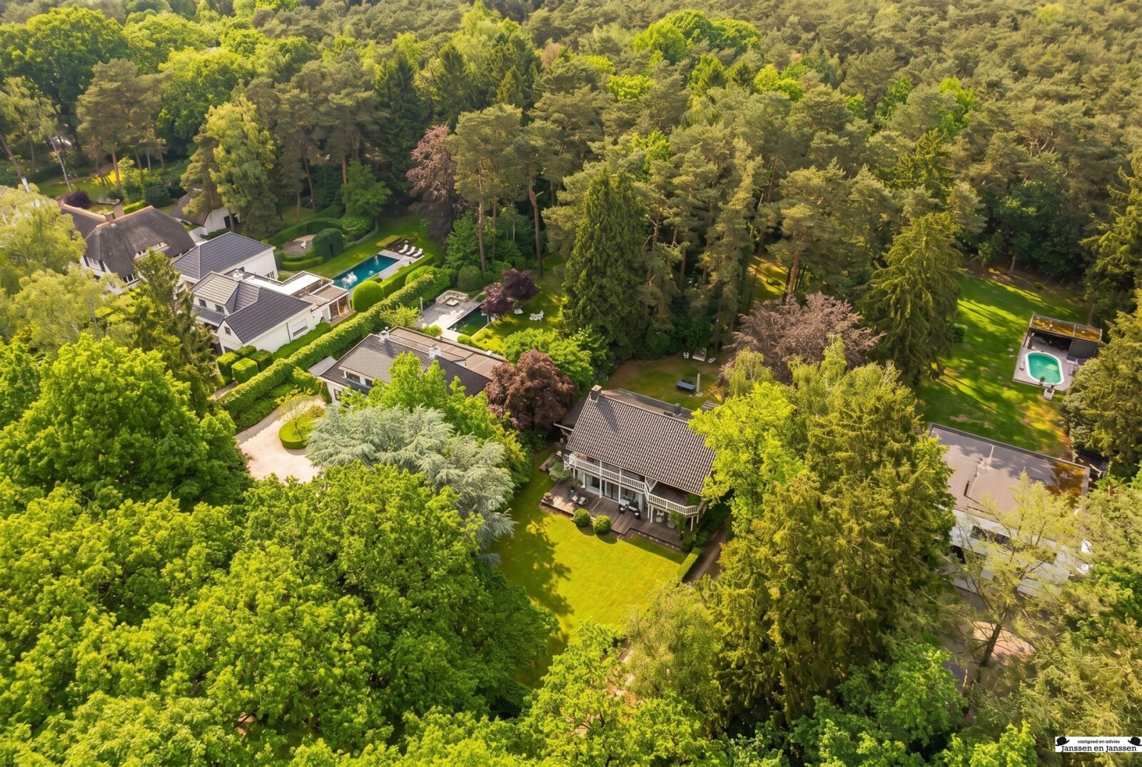 luxe-bosrijke-villa-omgeving