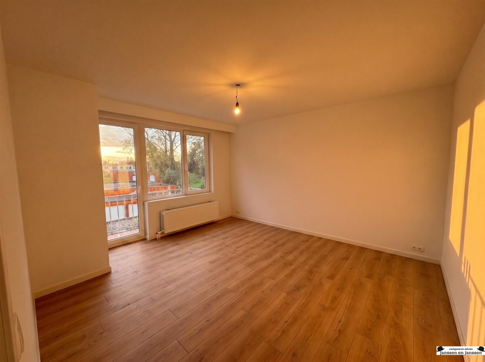empty-modern-room-with-balcony