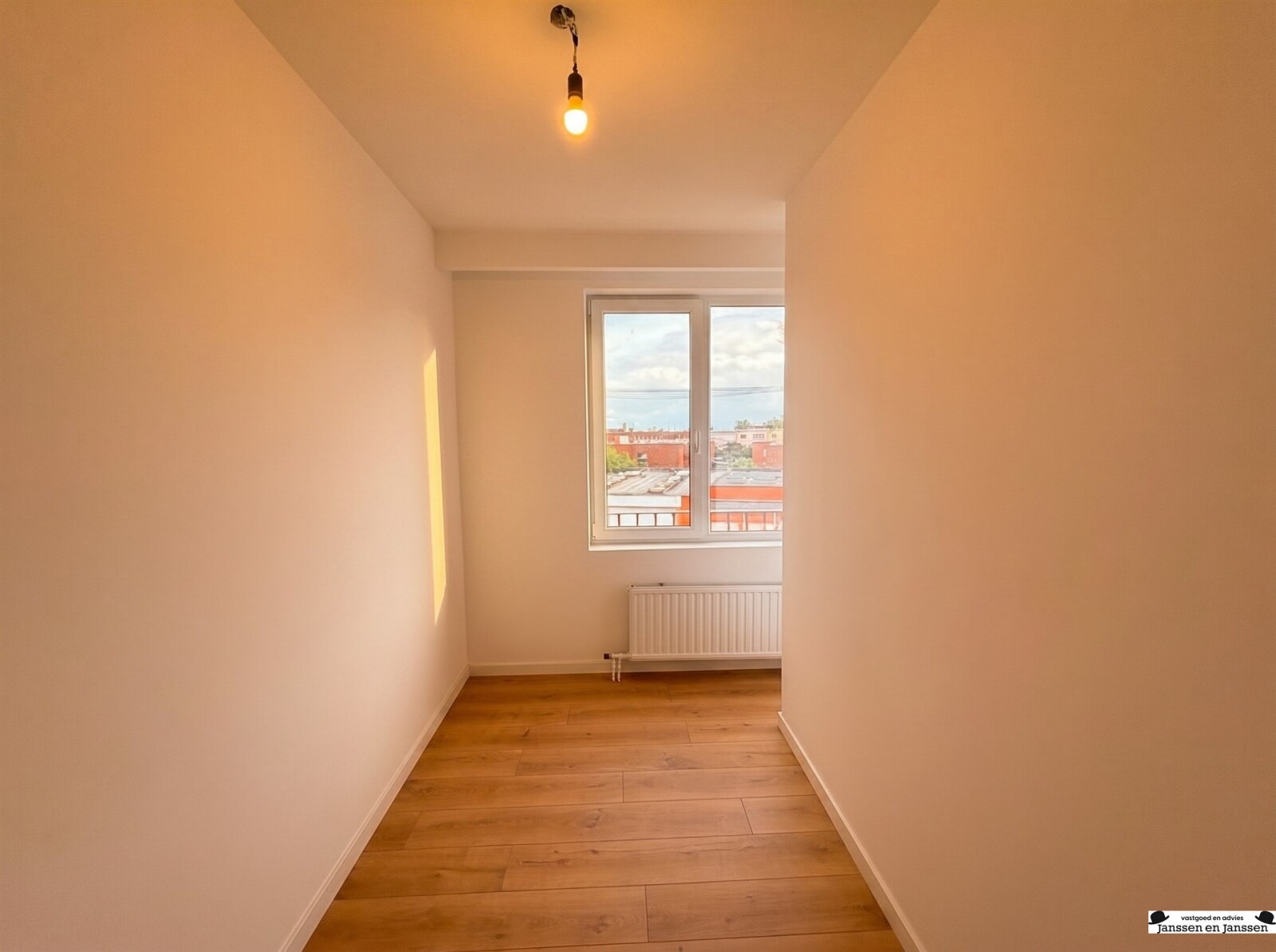 empty-bright-room-interior