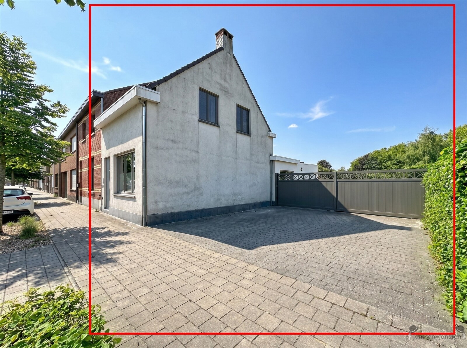 detached-house-with-private-driveway