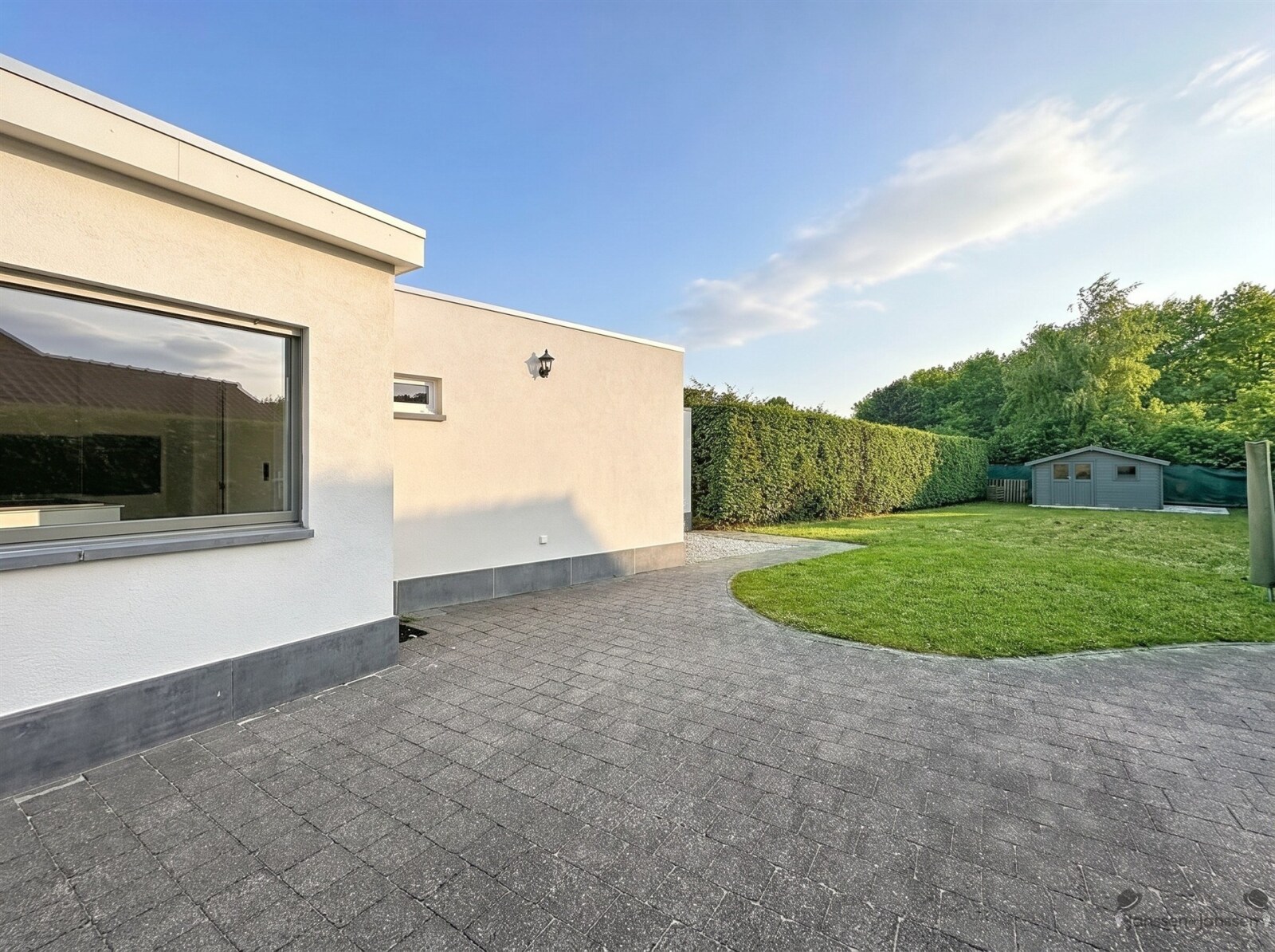 modern-white-house-with-garden