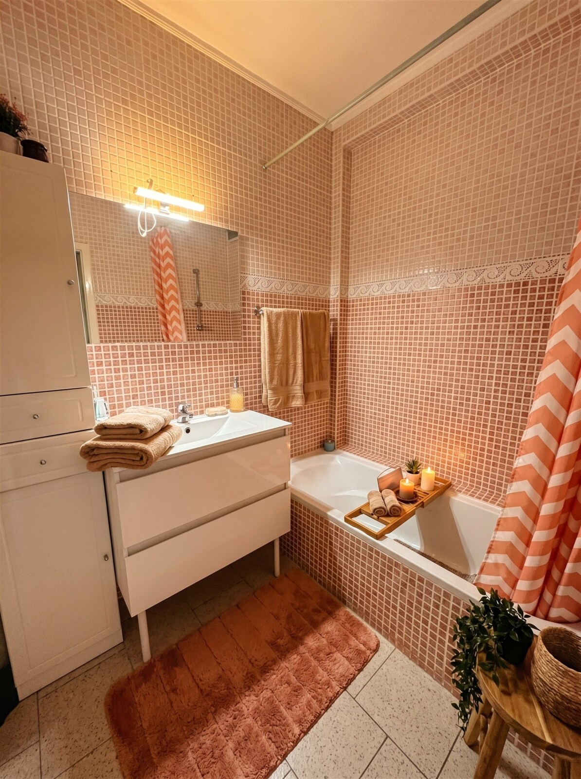 compact-tiled-bathroom-interior
