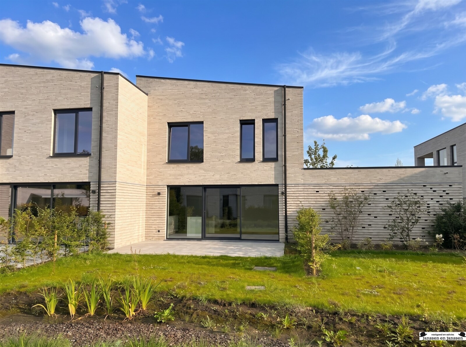 modern-brick-house-with-garden