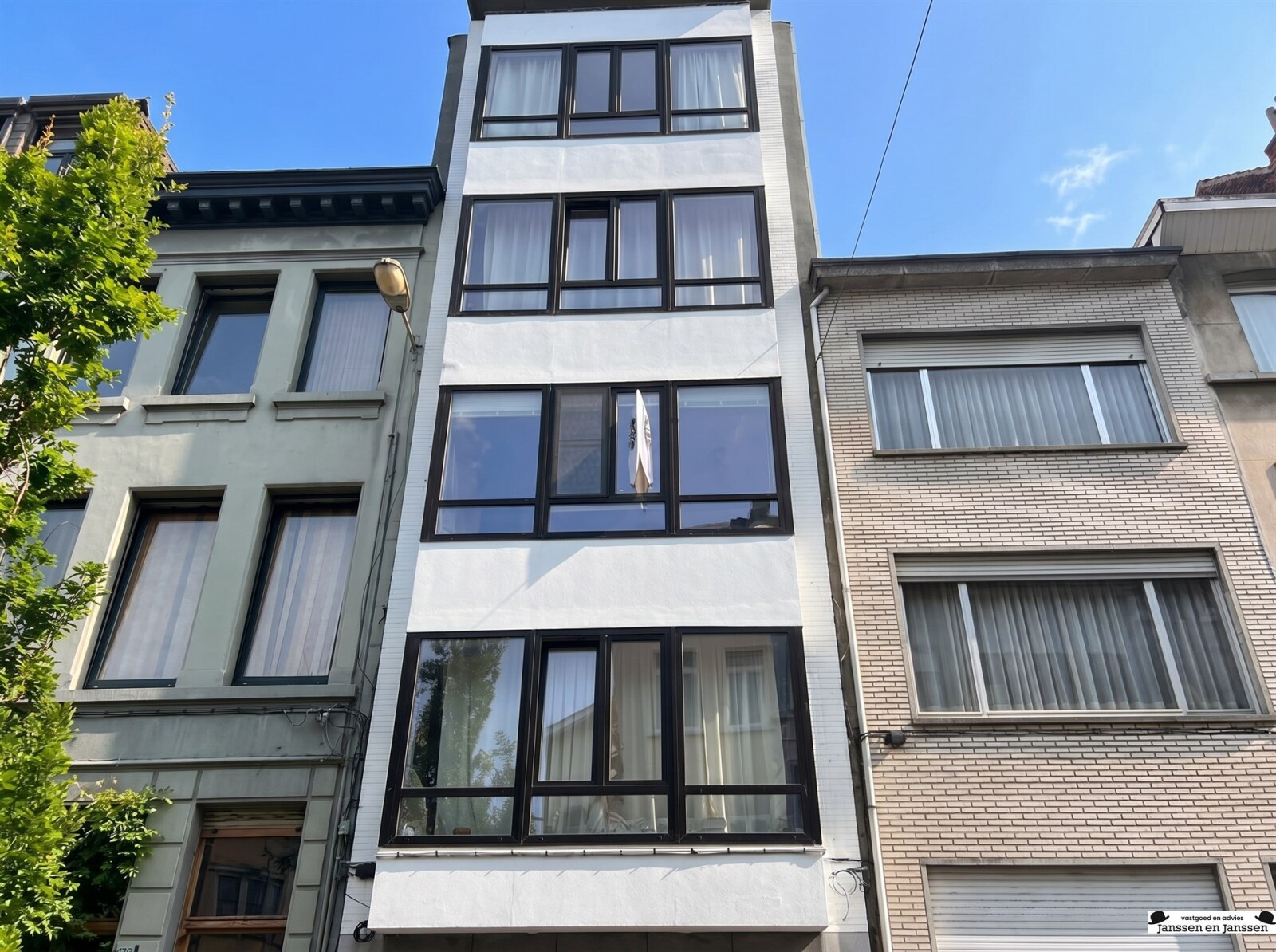 narrow-modern-townhouse-facade