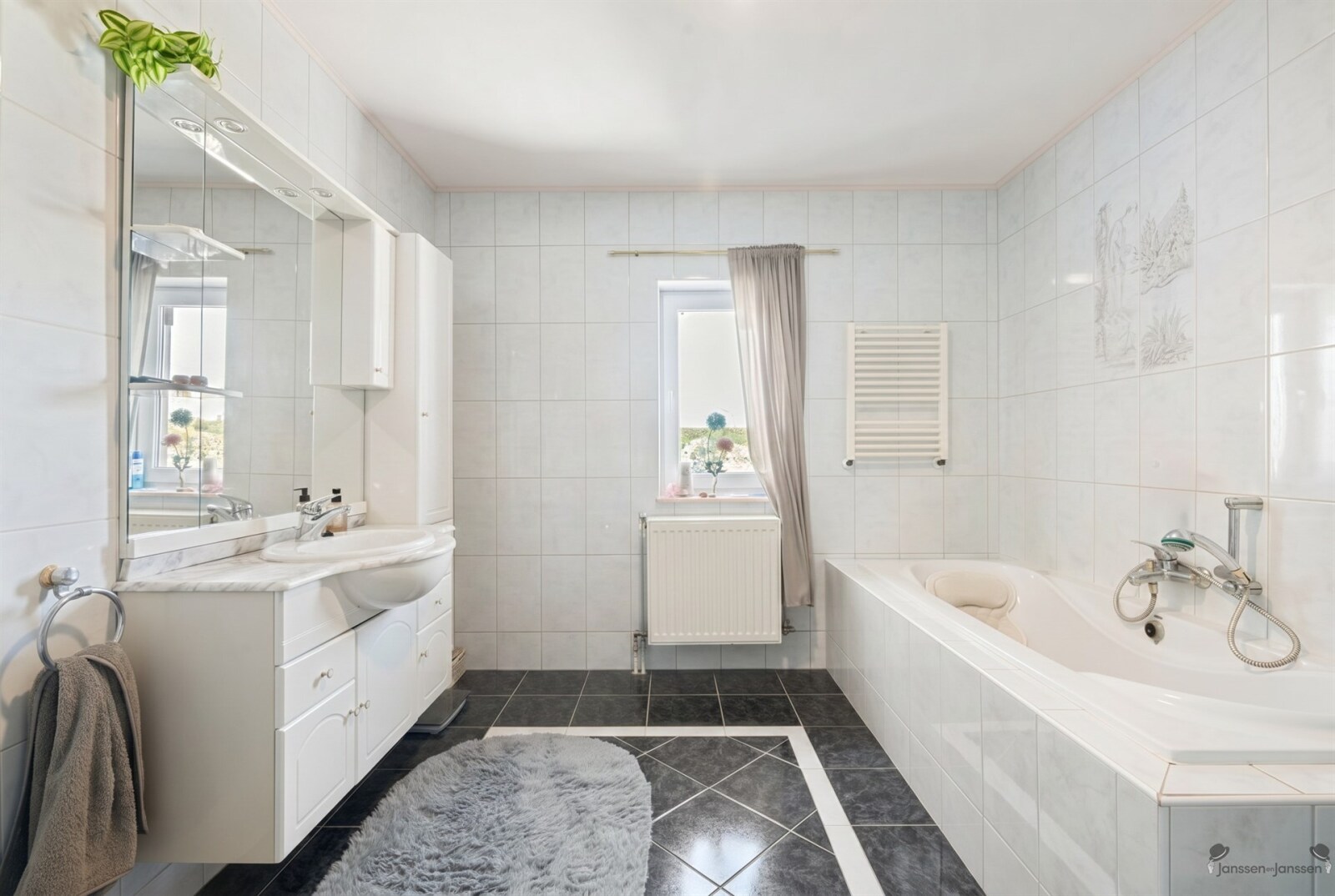 bright-tiled-bathroom-interior