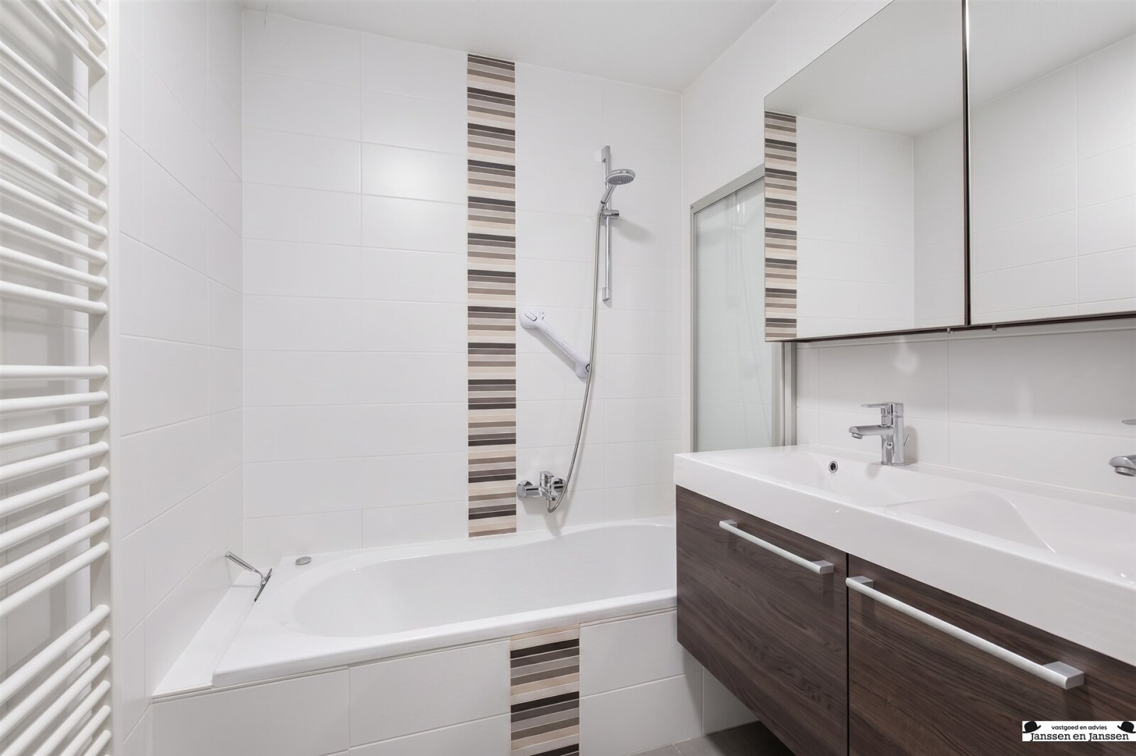 modern-white-tiled-bathroom