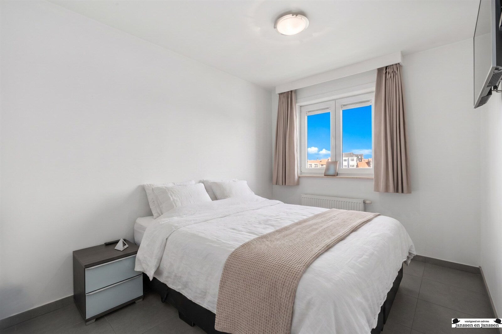 minimalist-cozy-bedroom-interior