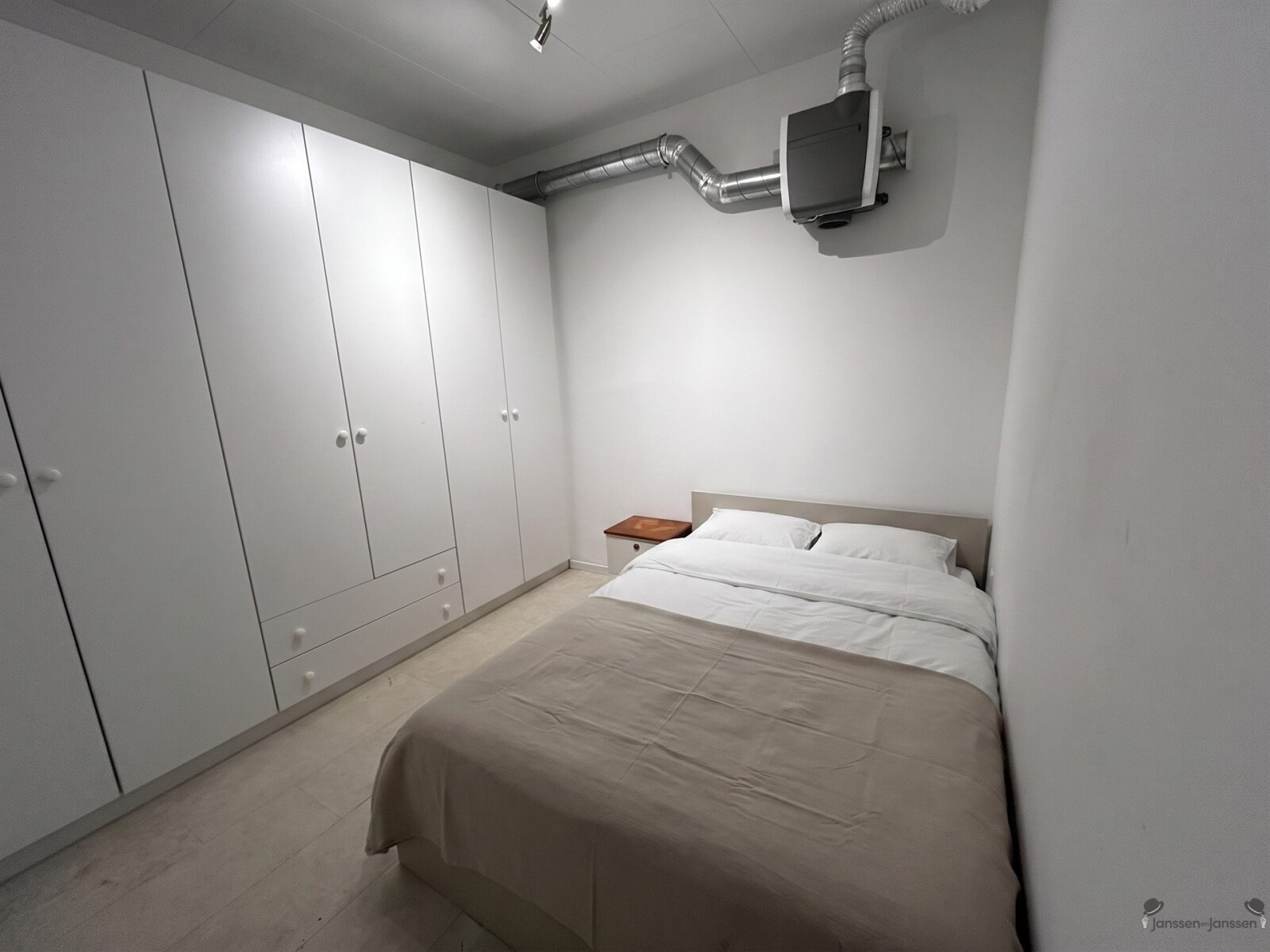minimalist-bedroom-with-storage