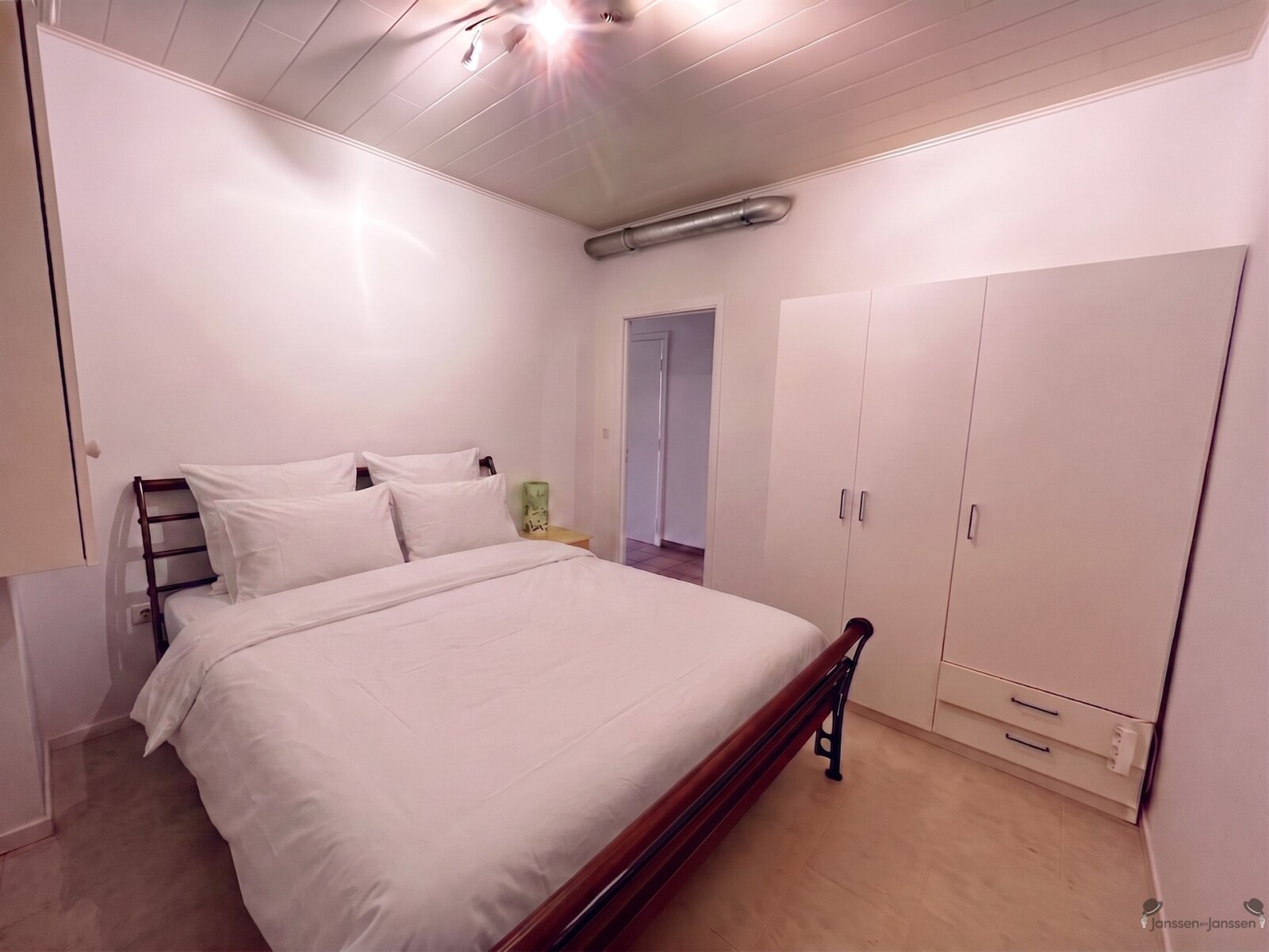 simple-minimalist-bedroom-interior