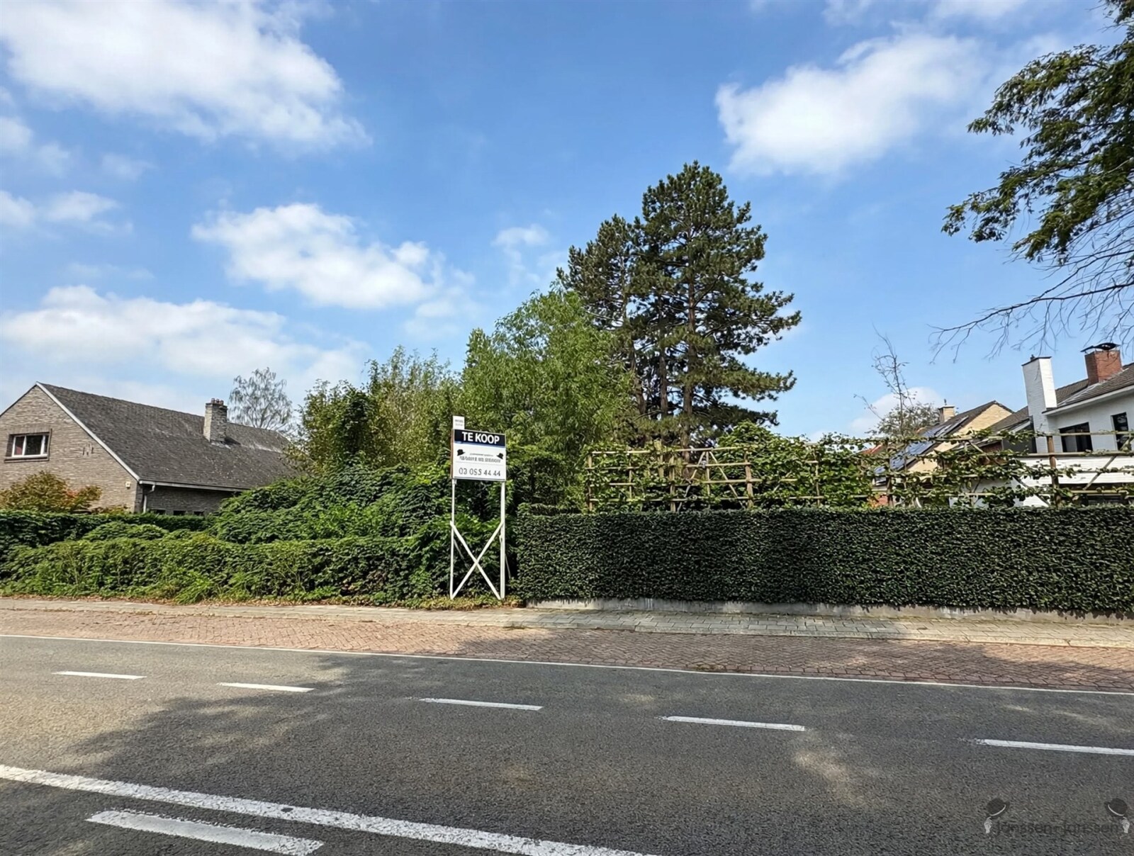 residential-street-with-for-sale-sign