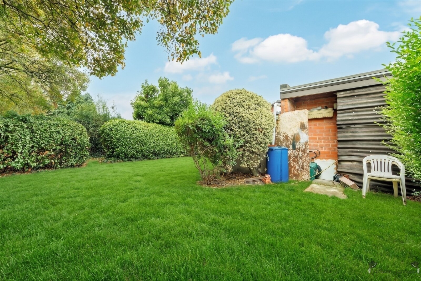 spacious-backyard-with-storage-shed