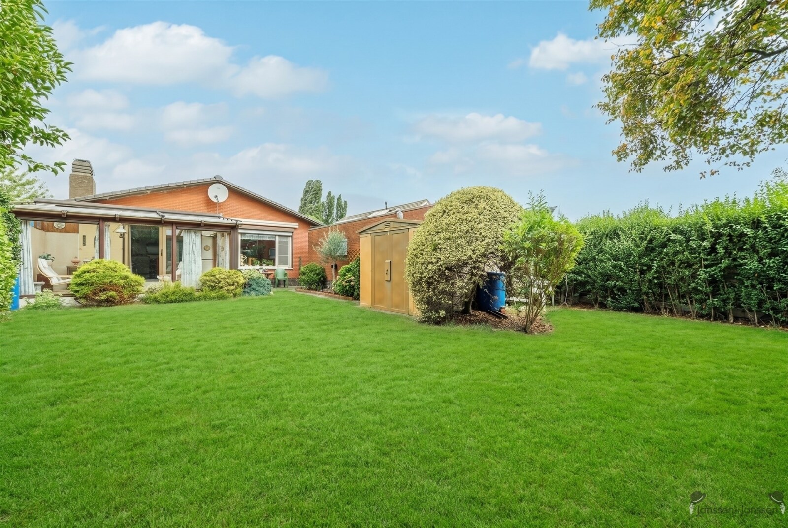 green-backyard-with-garden-shed