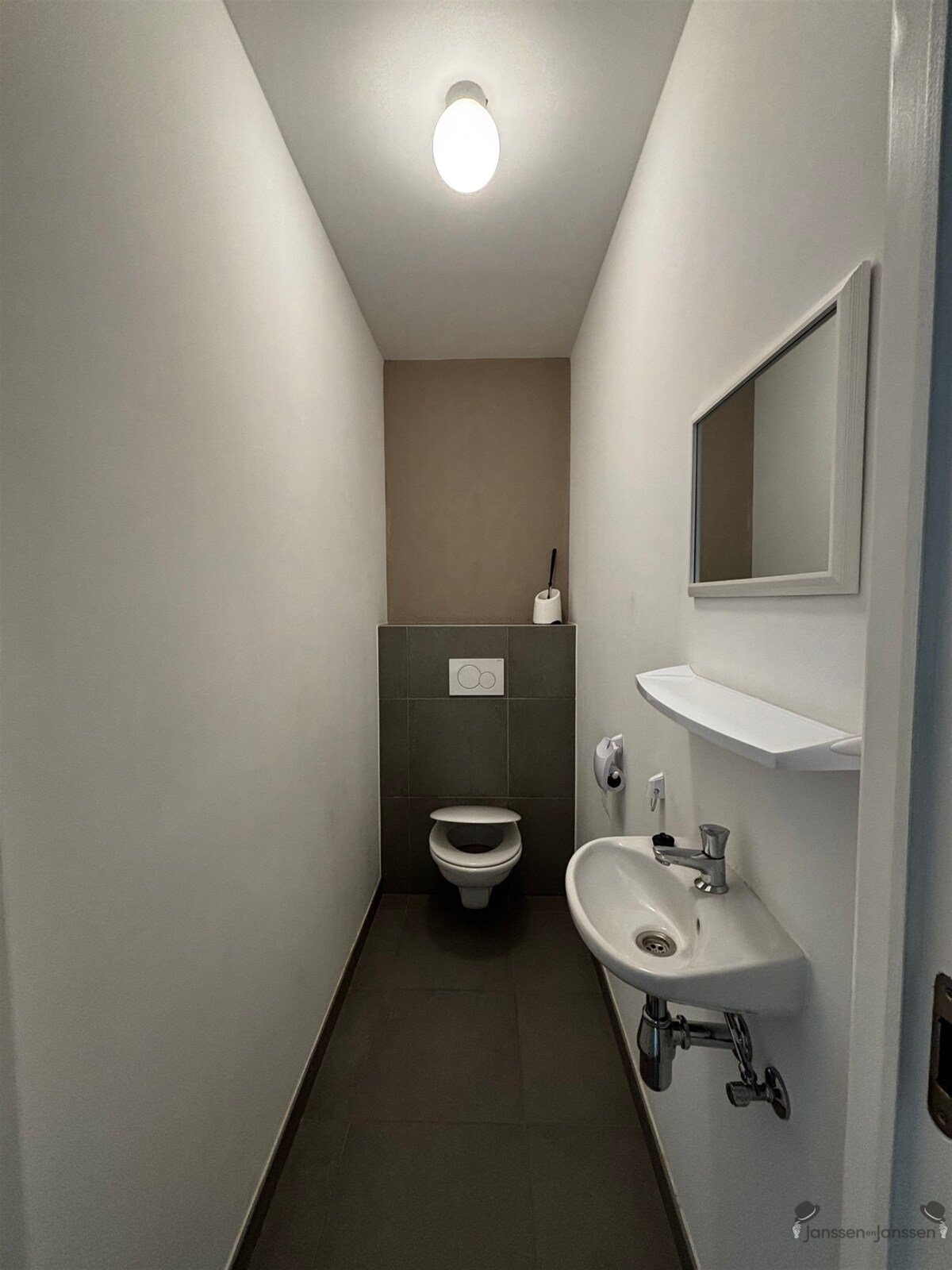 apart toilet