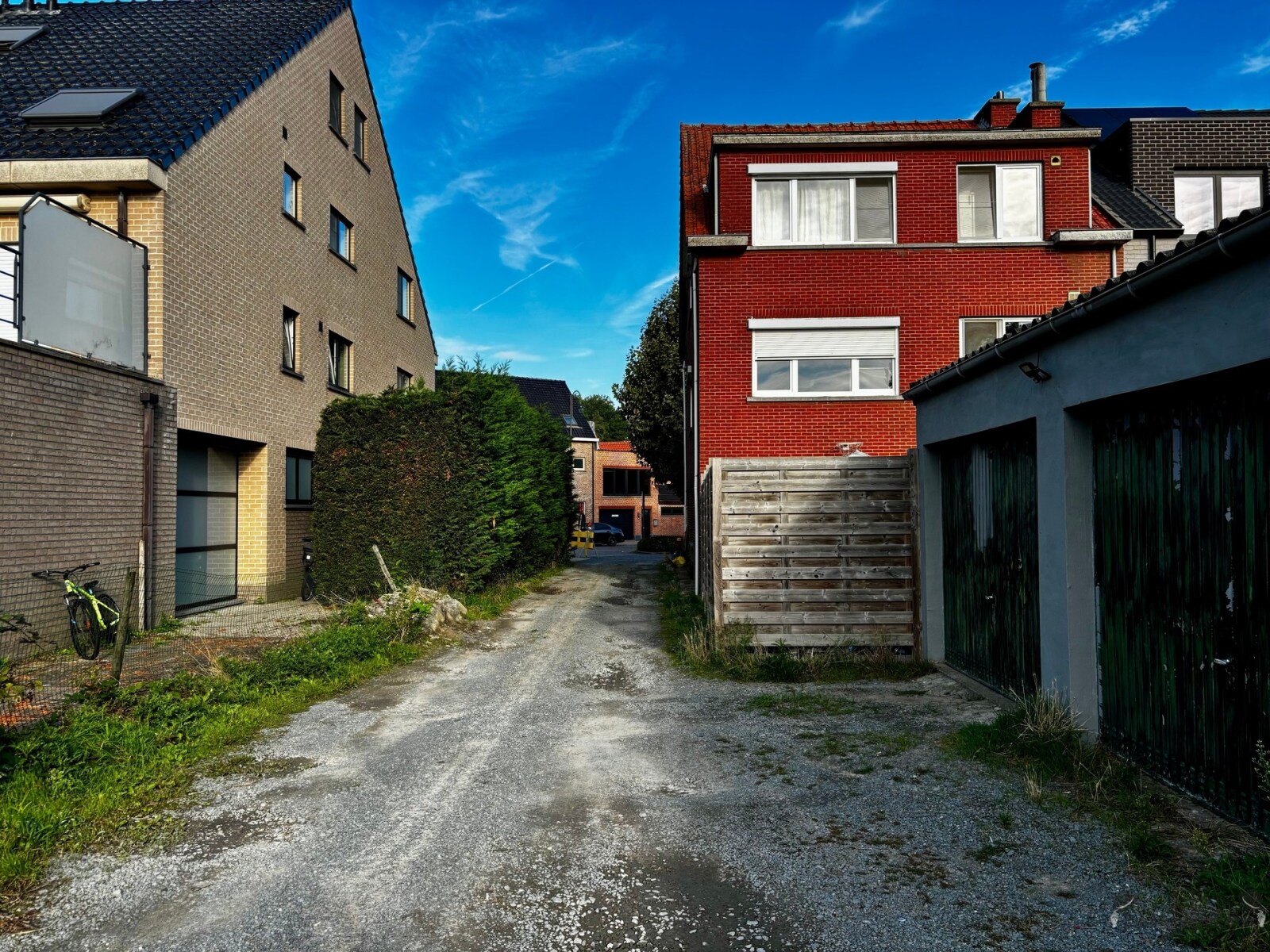 zijweg naar garages