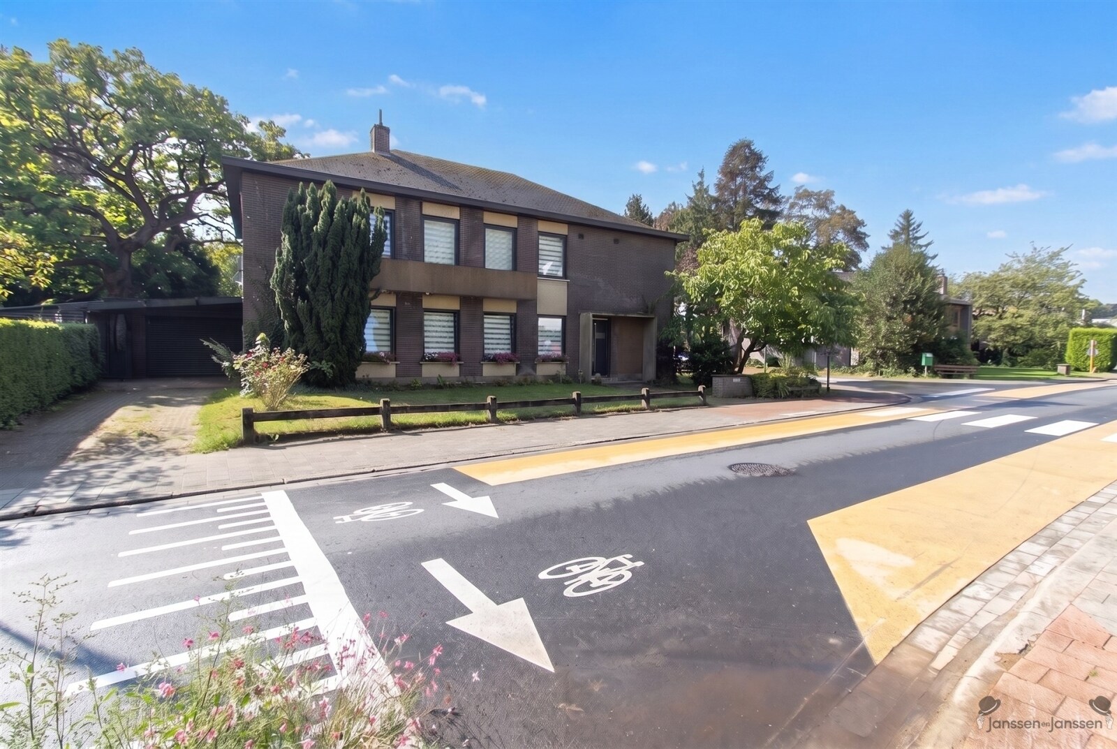 brick-family-home-street-view