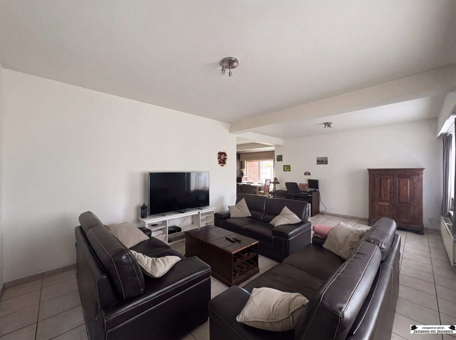 living-room-with-leather-sofas