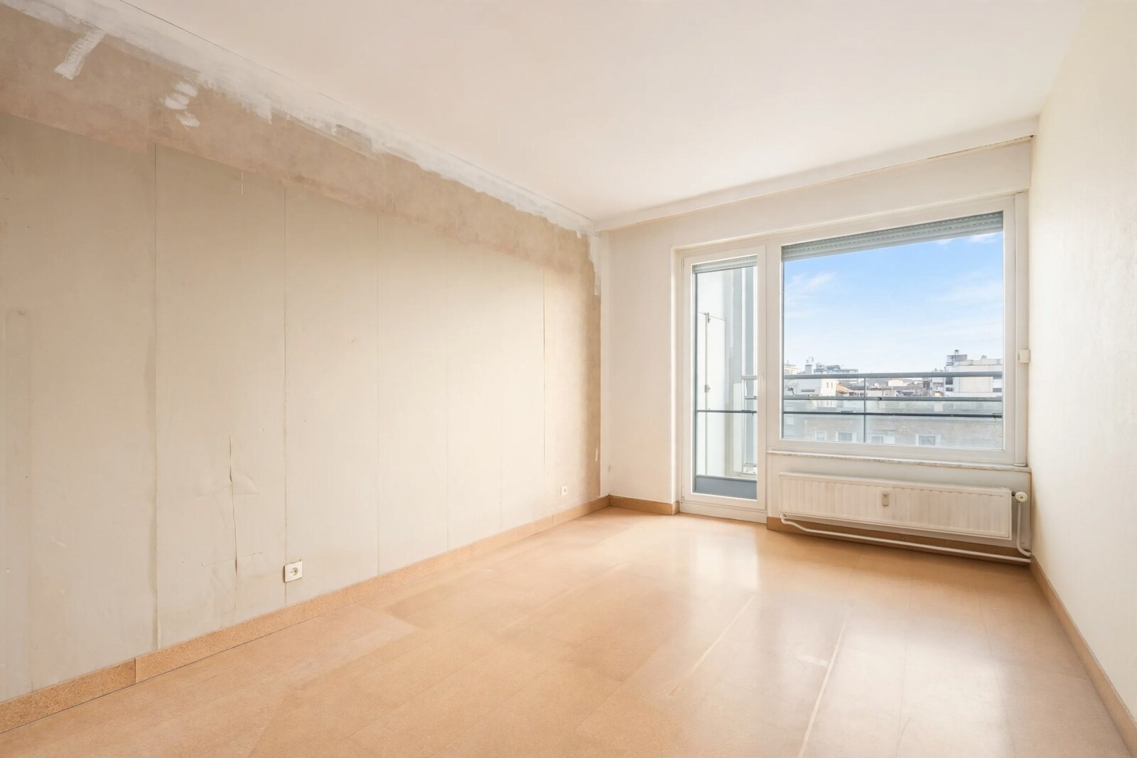 empty-unfurnished-room-with-balcony-door