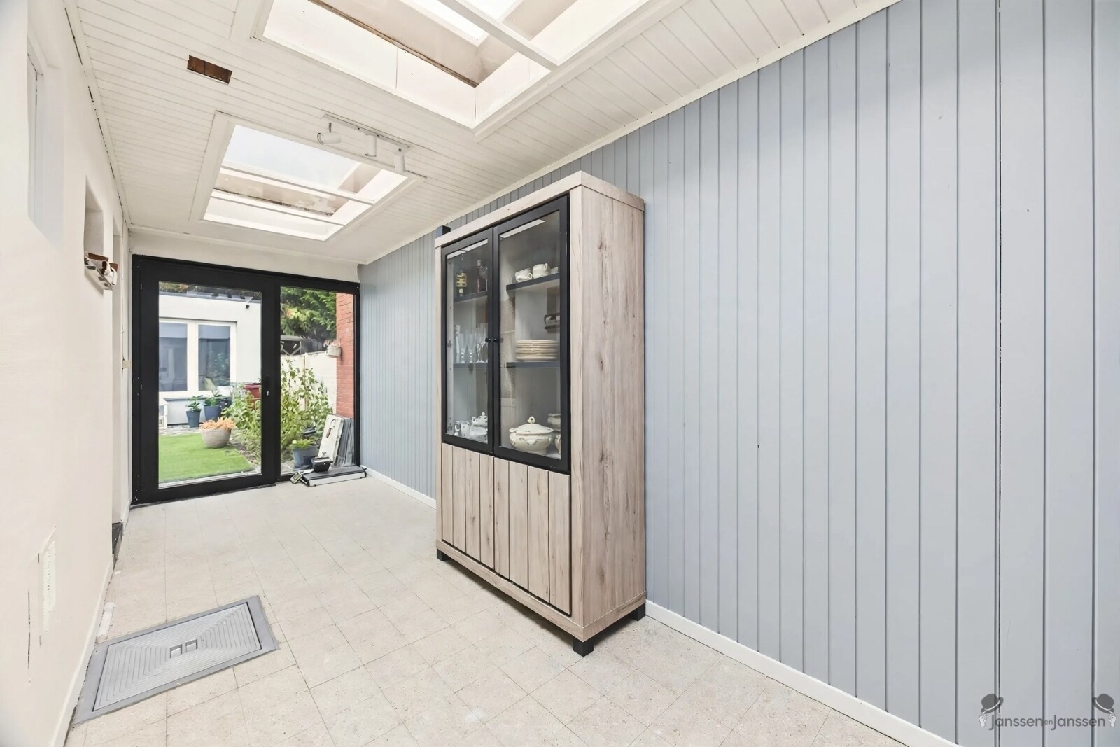 storage-sunroom-with-skylight