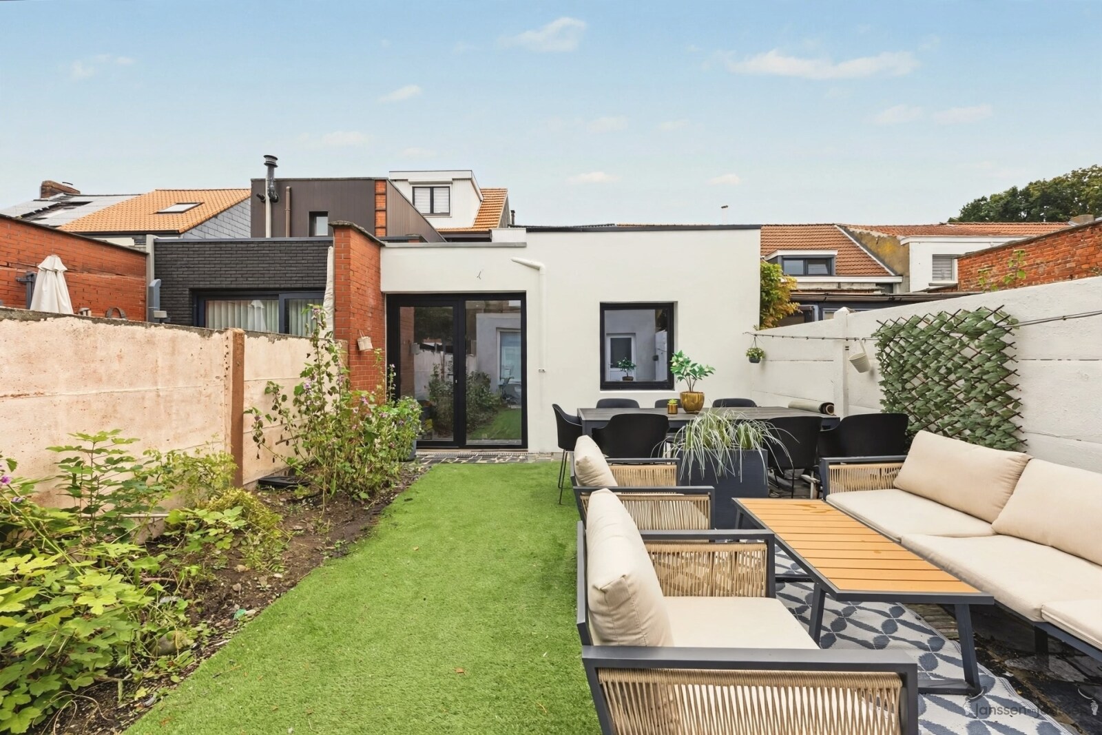 modern-townhouse-backyard-patio-garden