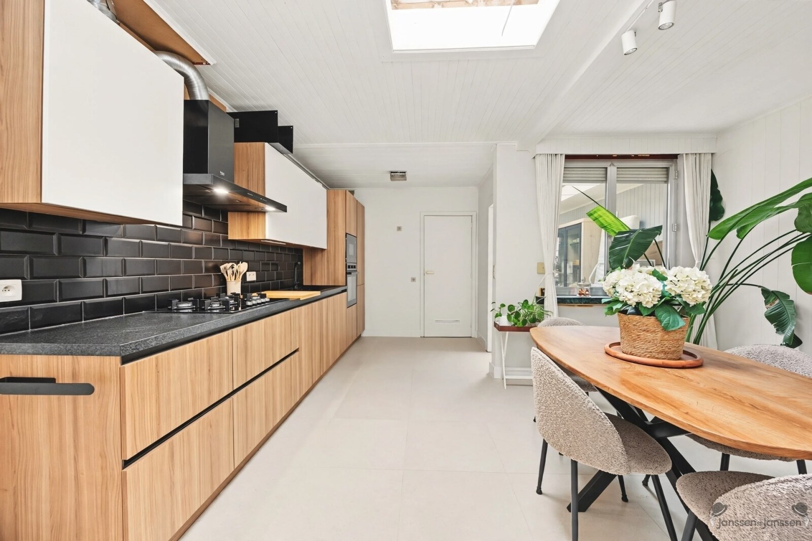 spacious-modern-kitchen-and-dining-area