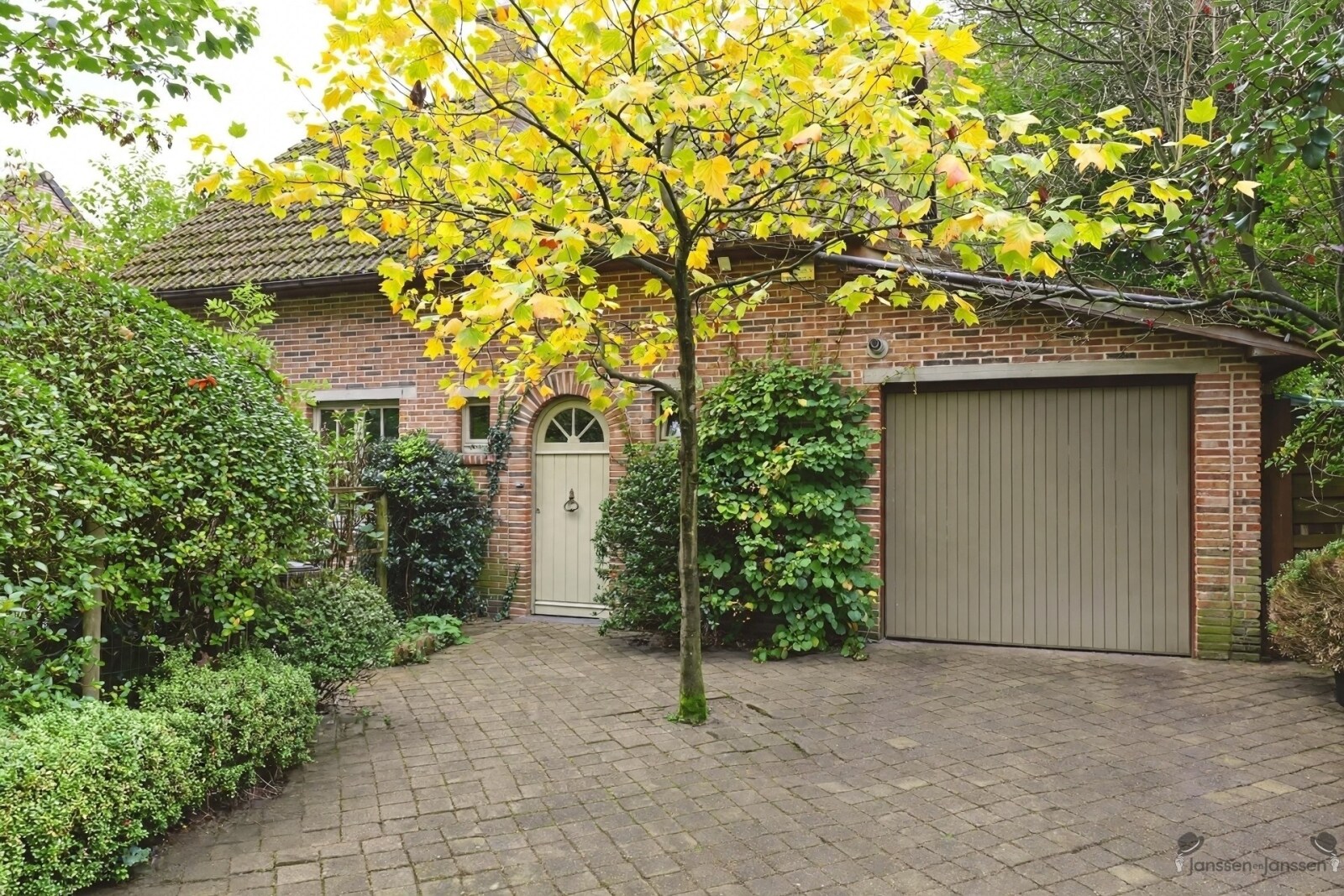 cozy-brick-house-driveway