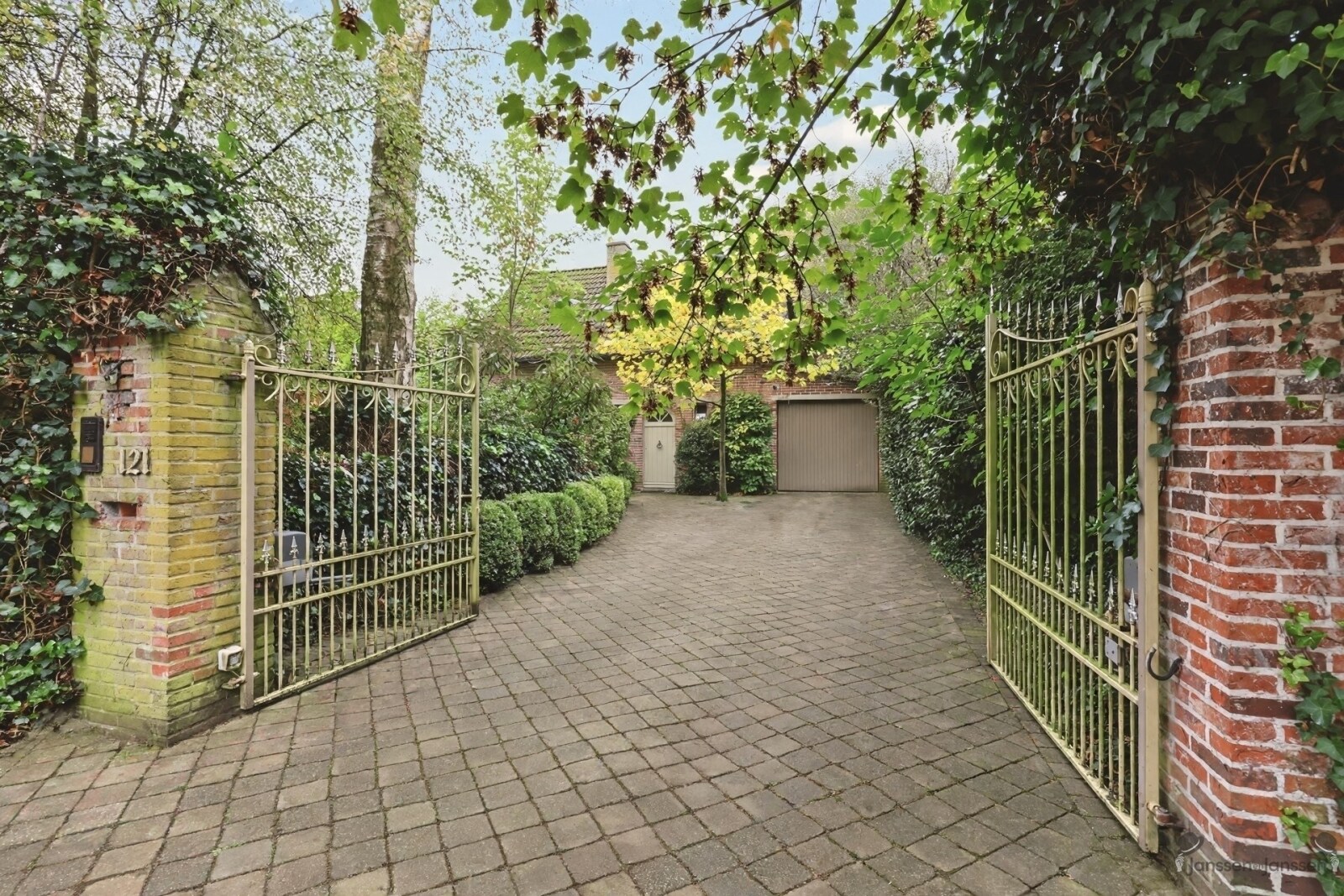 house-driveway-with-iron-gates