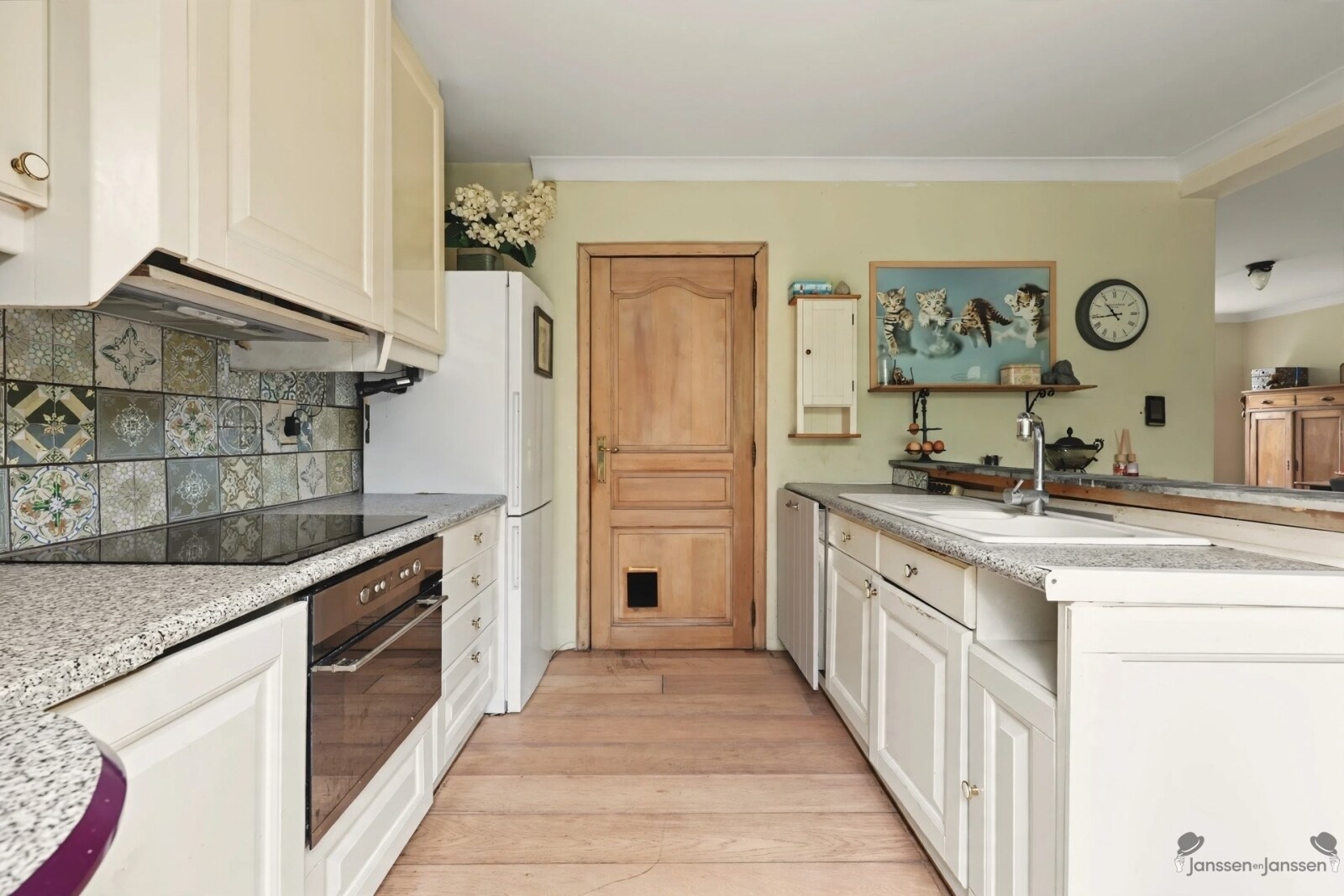 traditional-kitchen-interior-with-wooden-door
